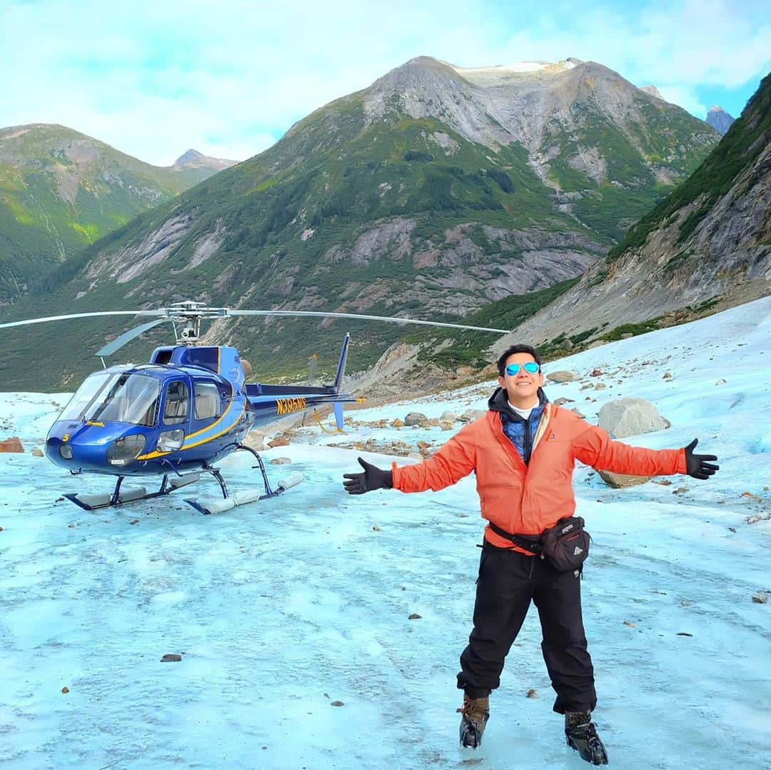 アイス・サランユーのインスタグラム：「#OnceInAlifetime  @ Alaska,USA  ฝันมาตั้งแต่เด็ก ว่าอยากเดินบนธารน้ำแข็ง เป็นอีกหนึ่งสิ่งที่ ทำสำเร็จ  จุดที่ระทึกที่สุด คือตอน Helicopter 🚁 จะลงจอด บน Glacier จะลงแล้วก็ต้องวนกลับขึ้นมาใหม่ เป็นแบบนี้ 2-3 รอบ  แล้วทางเราคือนั่งข้าง Captain เลย เห็นทุกสิ่งอย่างในระยะประชิด  ถามว่าให้กลับไปใหม่จะไปไหม ต้องคิดดูก่อนหนักๆ (กลัวเหรอ? ฮึ!!! แพงง😅🤪) #Alaska #Usa #icesarunyuaroundtheworld」
