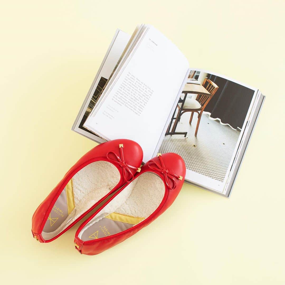バタフライツイストのインスタグラム：「📚 鮮やかなレッドと小さなリボンがアクセントのFRANが今日のお供。何だかレディな気分に。インソールのファーが足を暖かく包んでくれます。﻿ ﻿ 【FRAN(RED)】﻿ B21062 ¥5,500(+tax)﻿ ﻿ #butterflytwists #バタフライツイスト #ポケッタブルシューズ #フラットシューズ #🥿」