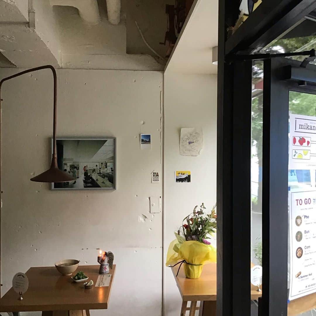 Pho 321 Noodle barのインスタグラム：「7年めのスタートの朝です。  veinさんに秋の野原を駆ける🐈のイメージのbouquetを作っていただきました。  本日より　北海道三野農園さんのorganicのビートルートを蒸籠で蒸したスライス入りの生春巻きをご用意致します。  目にも嬉しい　ビートルートは血を綺麗にしてくれます。 (Chompy,Uber eatsのメニューにも御座います。前菜がわりにどうぞ)  基本的にphoやbunにはパクチーやヴェトナムハーブを盛り付けて碗の仕上げをしますが　量を調節したり　苦手な方は抜いてお作り出来ますので　スタッフまでお気軽にお申し付け下さいませ。 有機のミックスリーフ🌱を代わりに乗せることも出来ます  本日も変わらず　11:30am opening 5:30pm last call 6pm closing 中休みなしで開店致します。 雨降りの天気予報ですので　暖かく明かるくお過ごし下さい。 chompy,Uber eatsのラストオーダーは5:30pmとなります。  安全第一で千駄ヶ谷　北参道　原宿　神宮前方面にいらした際は　お立ち寄り下さいませ🛹  todays recommend:pho chicken(our standard) w/wo coriander🌿,bun tandoori fish(warm),coconut green chicken pho,summer roll 1/2,dong-pou-rou rice and homemade coconut pudding *houji cha syrup   todays opening bgm📻湯気/gen hoshino   pho321 noodle barスタッフ一同  #anewdaystartshere #beetroot」