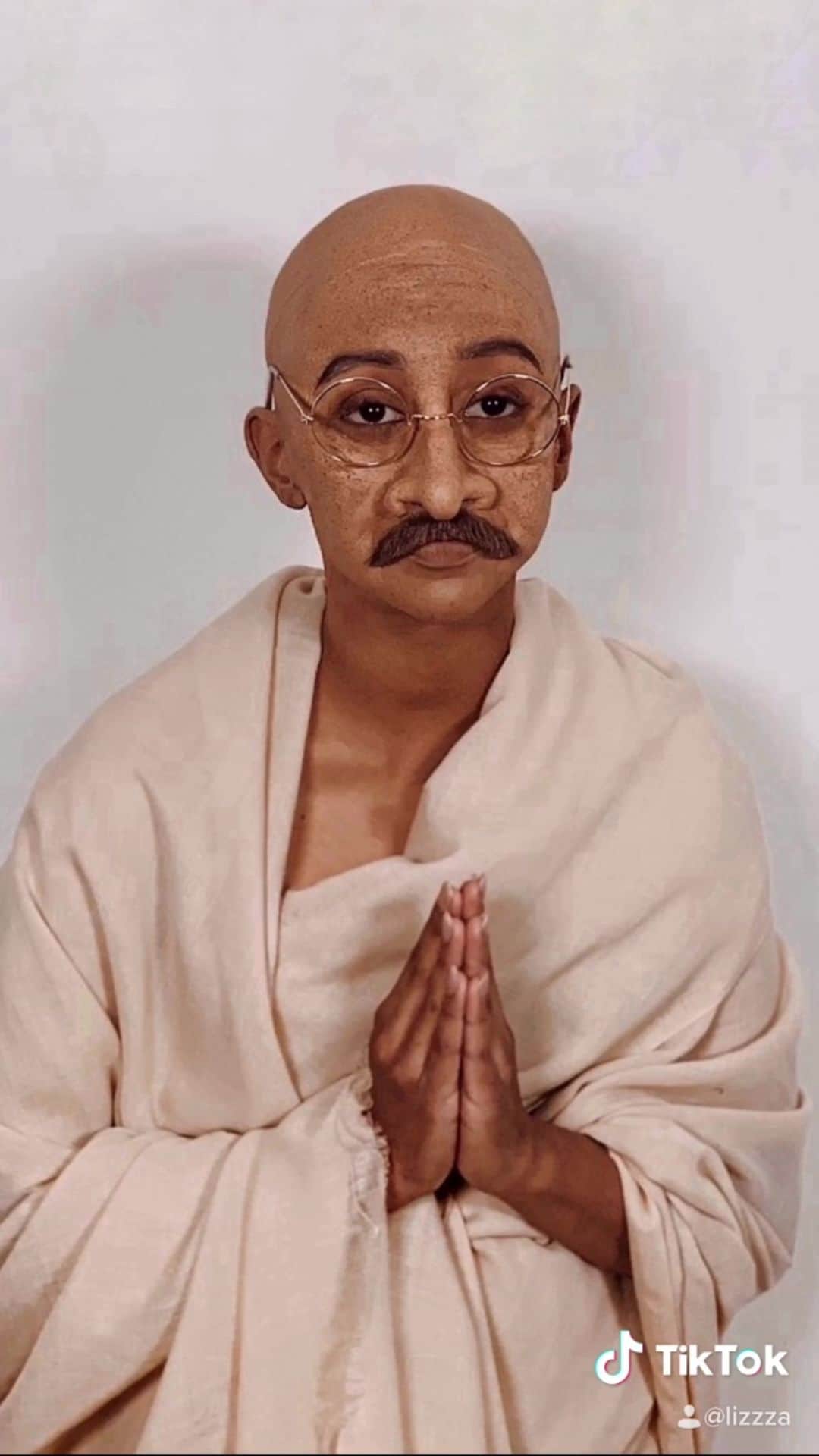 リザ・コッシーのインスタグラム：「Oh my Gandhi • A transformation master peace • New Youtube video, link in bio 🙏🏽」