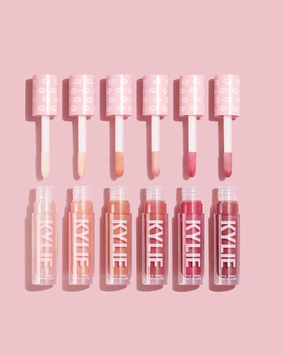 Kylie Cosmeticsさんのインスタグラム写真 - (Kylie CosmeticsInstagram)「NEW PLUMPING GLOSS 💋  An @ultabeauty exclusive coming to Ulta.com on 10/18 and in stores 10/25 in 6 luscious shades! ⁠⠀ ⁠⠀ Shades from left to right: ⁠⠀ 🌟 ⁠Bubbly⁠ - pastel crème with multicolored shimmer⁠⠀ 🌟 Not Your Bae⁠ - soft peach with multicolored shimmer⁠⠀ 🌟 On Neutral ⁠- nude beige⁠⠀ 🌟 Curve Him ⁠- rose gold with golden shimmer ⁠⠀ 🌟 ⁠Rosé And Chill⁠ - pink berry with golden shimmer⁠⠀ 🌟 Moody Queen - mauve with champagne shimmer」10月15日 11時16分 - kyliecosmetics