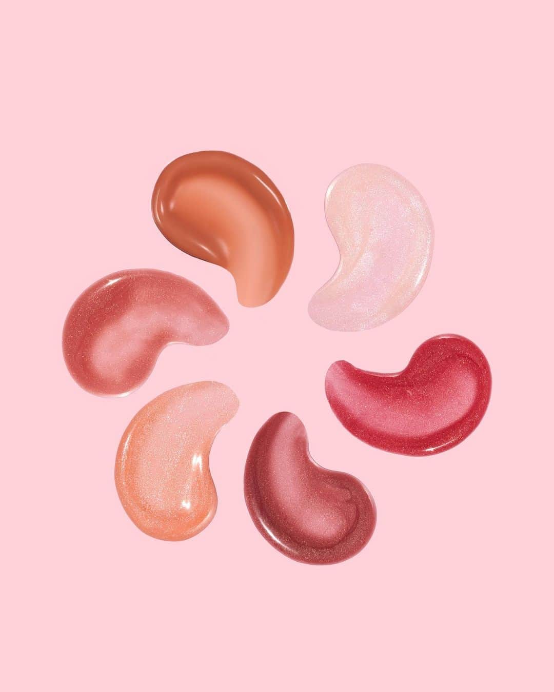 Kylie Cosmeticsさんのインスタグラム写真 - (Kylie CosmeticsInstagram)「NEW PLUMPING GLOSS 💋  An @ultabeauty exclusive coming to Ulta.com on 10/18 and in stores 10/25 in 6 luscious shades! ⁠⠀ ⁠⠀ Shades from left to right: ⁠⠀ 🌟 ⁠Bubbly⁠ - pastel crème with multicolored shimmer⁠⠀ 🌟 Not Your Bae⁠ - soft peach with multicolored shimmer⁠⠀ 🌟 On Neutral ⁠- nude beige⁠⠀ 🌟 Curve Him ⁠- rose gold with golden shimmer ⁠⠀ 🌟 ⁠Rosé And Chill⁠ - pink berry with golden shimmer⁠⠀ 🌟 Moody Queen - mauve with champagne shimmer」10月15日 11時16分 - kyliecosmetics