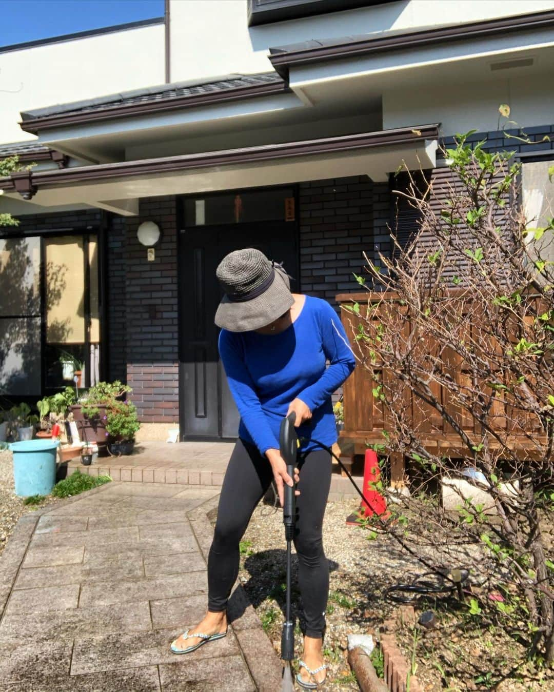 生島早織さんのインスタグラム写真 - (生島早織Instagram)「毎朝の日課☀️  子供達をバス停まで送り🚏そのままランニング🏃‍♂️  自宅に戻って軽くトレーニングして素振り。  昨日はその後にお庭のお掃除。  高圧ジェットホースで石畳のお掃除。  ランニングとトレーニングで1時間半 お掃除2時間。  今日は少し体が重い⁉️😅  ランニングのままの格好でしたが、写真見てびっくり‼️ なかなか凄い格好でした😅  近所のおじさんに声をかけられる事3回。 怪しい格好していたからか😅  足元が濡れると思いビーチサンダルで挑みましたが、さすがに冷えた🤣  しかし、バッチリ日焼けしてしまい、ビーチサンダル焼け☀️  まるでブラジル人🇧🇷🤣  次回からは長靴にしよう😅  その前にもう少しマシな格好でしよう😅  #双子育児 #双子ママ #日課 #朝の日課 #ルーティン #庭掃除 #高圧ジェット #ビーチサンダル焼け」10月15日 11時17分 - saori.ikushima