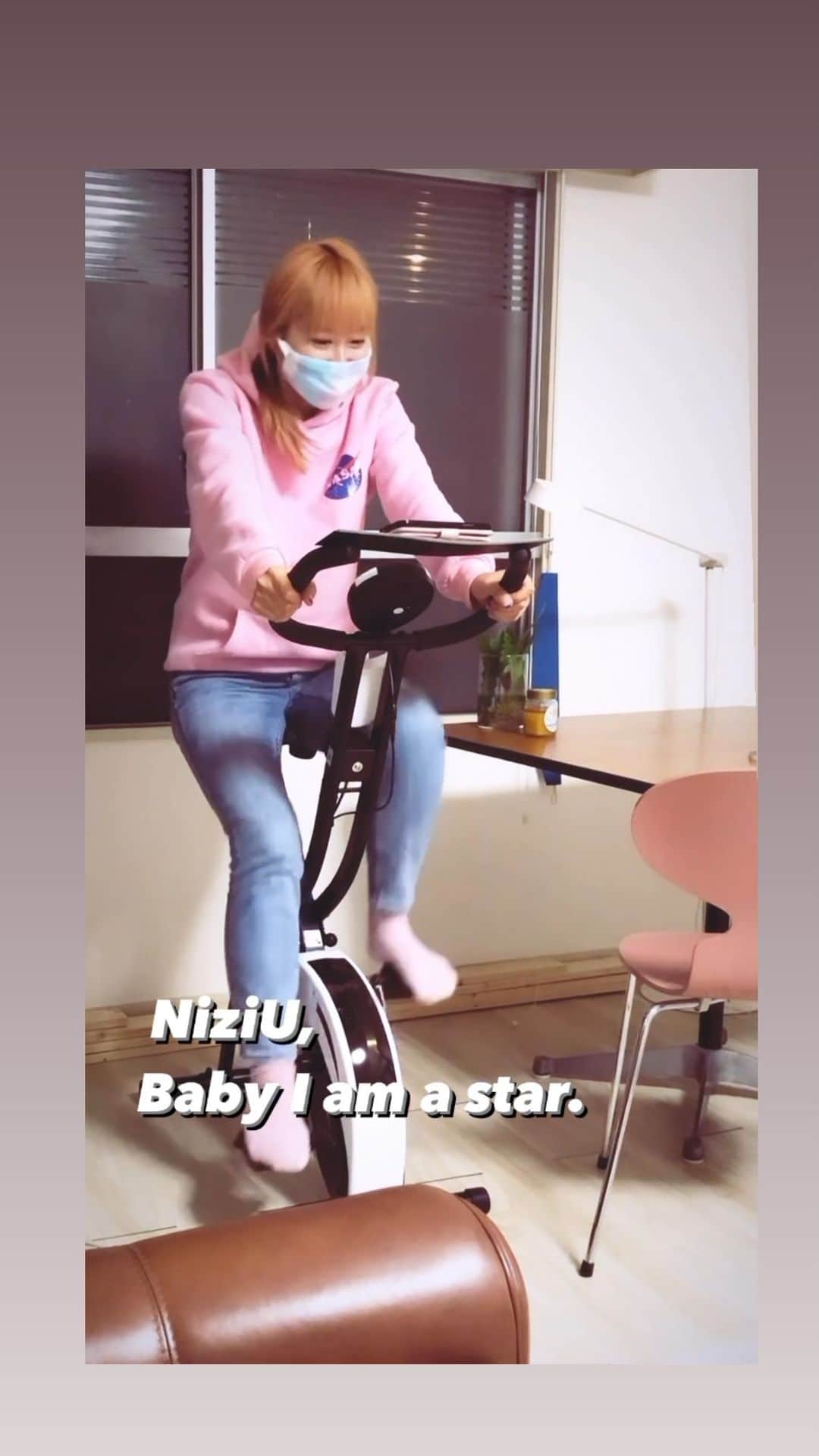 のインスタグラム：「ジム休会のため🚲　体力つけるには太ももの筋肉つけるといいらしいです💪🦵ちなみにNiziUのリマ、マユカ、アヤカに萌えです😂昨日のインスタライブの後みんなでNiziU話で盛り上がりましたので、余談でした」