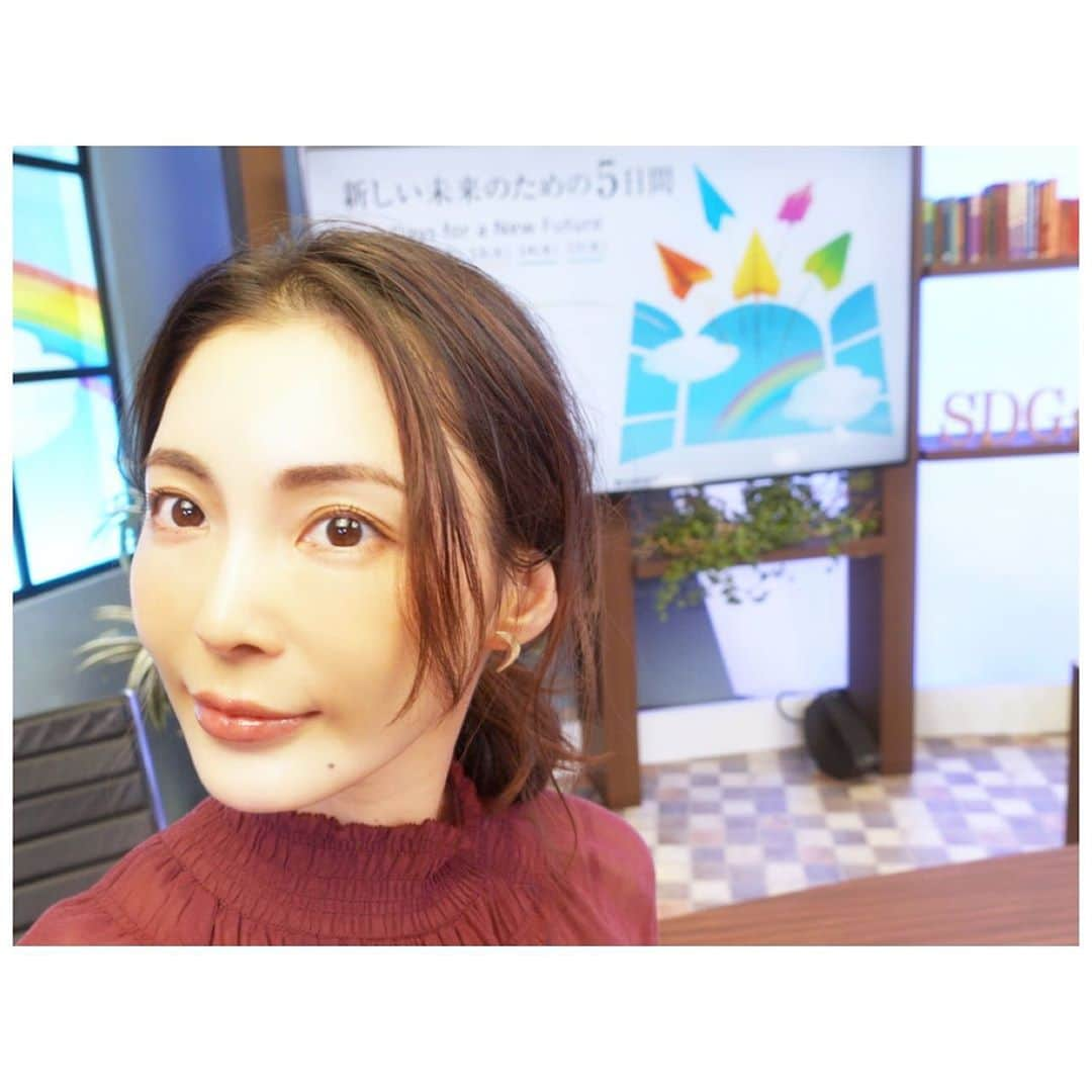 押切もえさんのインスタグラム写真 - (押切もえInstagram)「「朝日地球会議」に参加してくださったみなさん、ありがとうございました。  環境問題についてみなさんと一緒に考えよう、という主旨のオンラインイベント。  豊富にある資源・石灰石をもとに、紙やプラスティック製品の代替素材となる「LIMEX」を作っている会社・TBMの山崎敦義さん、 産業廃棄物の減量化、再資源化98%を達成している石坂産業の石坂典子さんと一緒に登壇させていただき、現在の取り組みや今後の課題について貴重なお話をお聞きしました。  私は、「消費は投票」だと思っています。 一消費者として、どう無駄をなくしていくのか。 （なかなか全部というのは難しいですが…）  もし必要なものを買う場合、どんな製品を選ぶ＝その作り手さんを応援するのか。 これからも、一歩ずつ向き合っていきたいです。  そして、衣装についてもコメントをありがとうございます。 こちらは、地球と人に優しいモノづくりをテーマに、サステイナブル（持続可能な）アイテムを作っている @casa_fline の服。 天然のコットンを使っていて着心地もとても良いです。  ピアスはリサイクルシルバーの @rus_jewelry_ 。  どちらも、今後も長〜く愛用していこうと思っています。  また急に肌寒くなってきたので、みなさん、くれぐれもご自愛くださいね。  #sdgs #朝日地球会議  #朝日新聞 #ecofashion #sustainable  #sustainablefashion  #できることを少しずつ」10月15日 11時24分 - moe_oshikiri