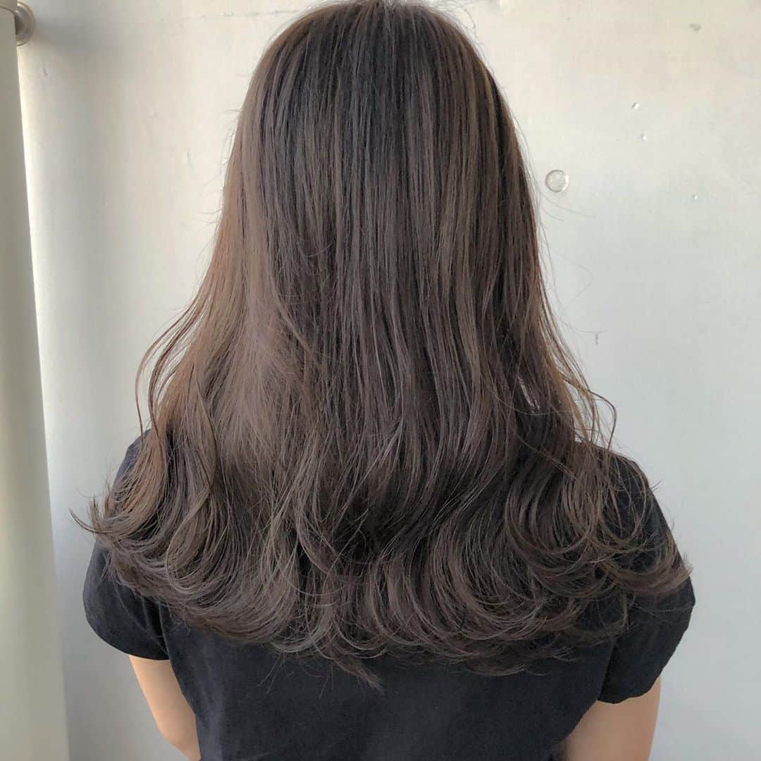 のインスタグラム：「. . 秋っぽまろやかchocolate color 🦦🤎🍂 ブリーチなしでも透け感のある優しいブラウンが秋は人気です ◎ . こだわりの質感カットで巻いた時にも動きを 。 髪のお悩みぜひ一度ご相談くださいませ ✨ . . #hamada_hair」