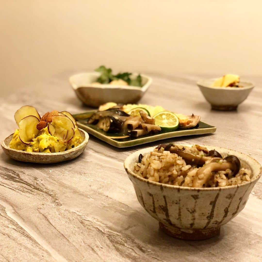 川戸沙羅のインスタグラム：「@sawappa 先生のオンライン料理教室に参加させて頂きました✨  さわっぱ先生のオリジナルお出汁を学べたので、これからお家で活用して行きます✨ 筋トレも食事法もお料理だって学んで知識として身になれば一生物👧🏼👩🏼👵🏻  夫が喜んでくれて大満足🙆🏼‍♀️ いつもお世話になっている町田さんにもお弁当にしてお渡ししました✨  🍚サバ缶ときのこの出汁おこわ 🐟秋鮭の味噌チーズ焼き 🧆焼き野菜の出汁餡掛け 🍲秋鮭つみれ汁 🥗蒸し南瓜と揚げさつま芋の胡麻クリームサラダ 🍠さつま芋和プリン  ランチョンマットが無くて テーブルの柄とミスマッチなのはご愛敬🧏🏼‍♀️  #秋の味覚 #秋ごはん  #お出汁  #鯖缶レシピ  #秋鮭 #おうちごはん #献立 #さつまいもレシピ  #晩ご飯 #今日のご飯  #料理教室 #japanesefood」