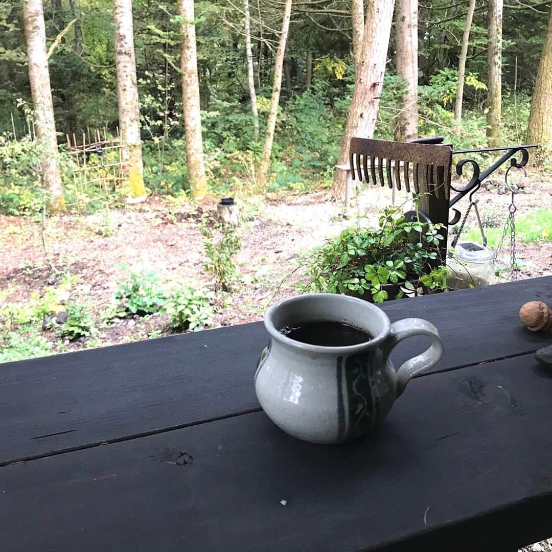 土屋眞弓さんのインスタグラム写真 - (土屋眞弓Instagram)「軽井沢ダイアリー DAY TWO  朝のコーヒー☕️ 豆をミルで挽いてゆっくり抽出したコーヒーを入れてくださって、テラスで頂く幸福感 リスが毎日ひまわりの種を食べに来ている庭🐿  長い間忘れていたこんな風に過ごすゆとりある生活を思い出させてもらえる事にまたまた感動❣️  朝靄の中昭和天皇御巡幸記念碑に連れて行ってもらい、その歴史のお話しを伺って目の前に広がる今の上皇御夫妻の畑を拝見 してまた感動❣️  別荘に戻りササっと作ってくださる朝食がまた美味しい🥰 何気ない朝のゆっくりとした時間を有難く思う朝です🙏  #軽井沢 #昭和天皇御巡幸記念碑 #朝靄」10月15日 11時32分 - mayumi.vivian