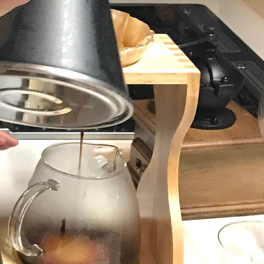土屋眞弓のインスタグラム：「軽井沢ダイアリー DAY TWO  朝のコーヒー☕️ 豆をミルで挽いてゆっくり抽出したコーヒーを入れてくださって、テラスで頂く幸福感 リスが毎日ひまわりの種を食べに来ている庭🐿  長い間忘れていたこんな風に過ごすゆとりある生活を思い出させてもらえる事にまたまた感動❣️  朝靄の中昭和天皇御巡幸記念碑に連れて行ってもらい、その歴史のお話しを伺って目の前に広がる今の上皇御夫妻の畑を拝見 してまた感動❣️  別荘に戻りササっと作ってくださる朝食がまた美味しい🥰 何気ない朝のゆっくりとした時間を有難く思う朝です🙏  #軽井沢 #昭和天皇御巡幸記念碑 #朝靄」