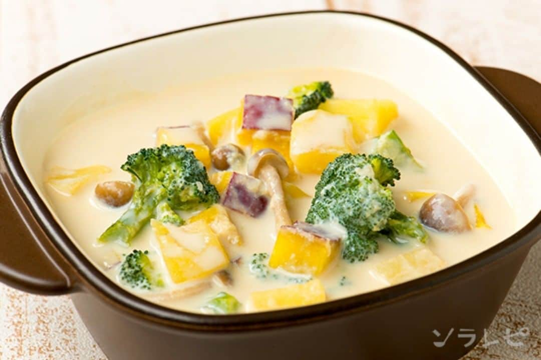 ソラレピさんのインスタグラム写真 - (ソラレピInstagram)「豆乳ポテトスープ Soy milk potato soup . 旬のじゃがいもとさつまいも、しめじが入ったスープです✨ 具だくさんで、食物繊維もしっかり摂れるレシピです💡💡 . 【材料】<2人分> サツマイモ・・・80g ジャガイモ・・・80g シメジ・・・20g ブロッコリー・・・50g 豆乳・・・300g コンソメ・・・8g 醤油・・・2g 胡椒・・・少々 . レシピの詳細はソラレピアプリでチェック @solarepi のリンクからDLできます ソラレピ献立の写真投稿も #ソラレピ でお待ちしてます♪ . #solarepi #food #recipe #レシピ #cooking #料理 #instafood #簡単料理 #簡単レシピ #献立 #menu #japanesehomecooking #japanesefood #yummy #foodporn #foodstagram #homecooking #deristagrammer #クッキングラム #おうちごはん #豆乳 #soymilk #ポテト #スープ #旬」10月15日 11時54分 - solarepi