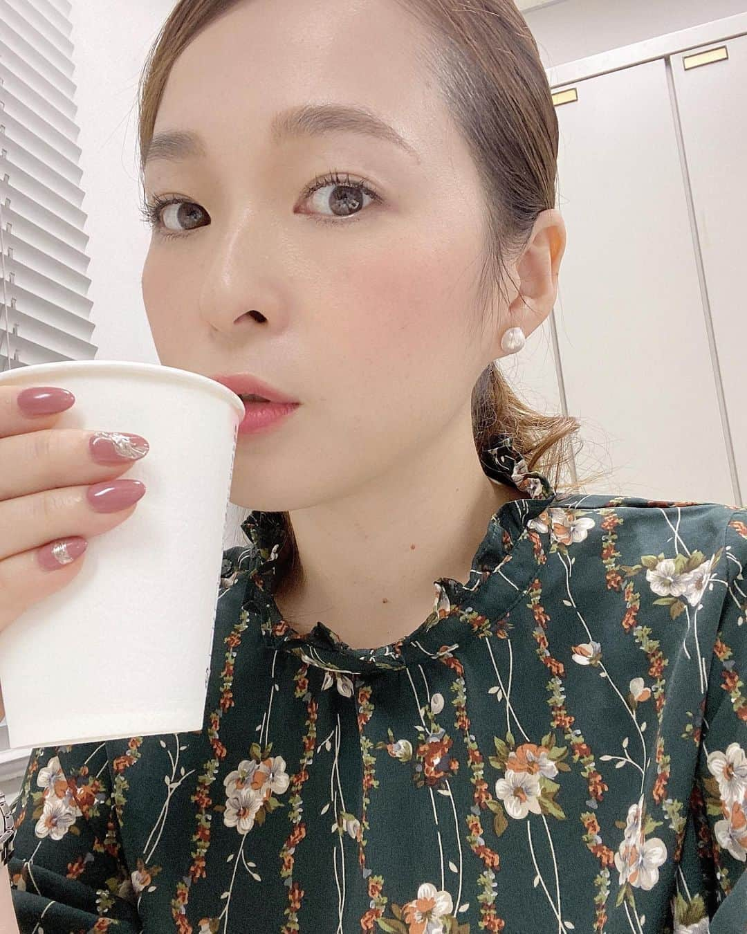 小野口奈々さんのインスタグラム写真 - (小野口奈々Instagram)「・ 今朝コンビニでカフェラテを買ったのですが、 ほぼ牛乳しか入っていなかったので 会社でコーヒー買って足して飲んでいるところです🥛☕️ そういえば、注ぎ終わりくらいに マシーンに何かトラブルの表示が出ていたような🤔笑 急いでいたし、 店員さんにも大丈夫ですよ〜って言って そのまま出てきてしまったのでした🤦‍♀️ コーヒーの量を調節して 好きな濃さで飲めるので、これはこれで😆👍 #コーヒー牛乳 #こんな日もあるよね #コンビニのカフェラテ好き」10月15日 11時53分 - nana0no