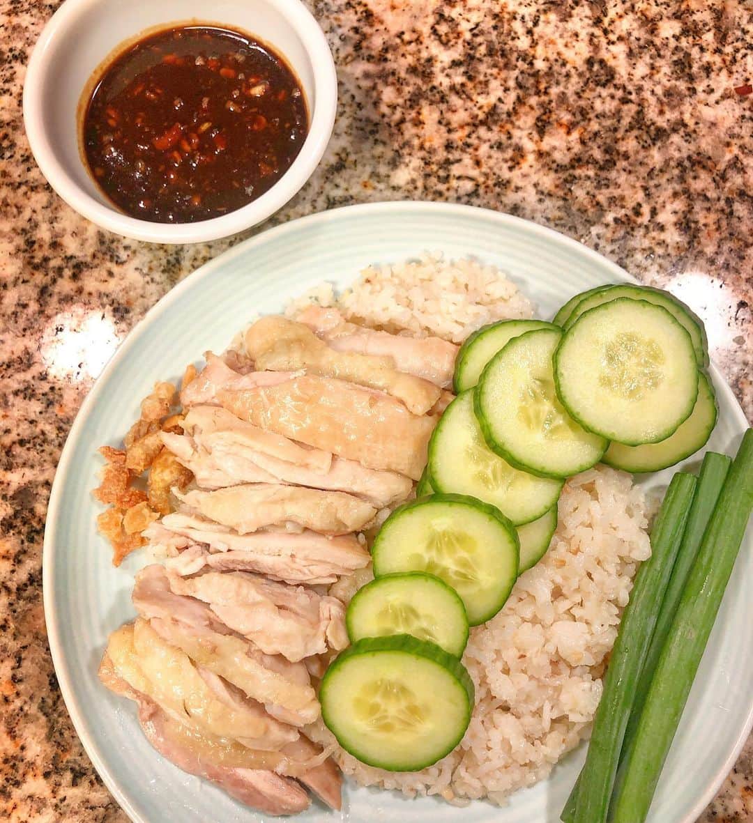 Jada Lalita Patipaksiriのインスタグラム：「Comfort food meets one pot dish. Need I say more? 🤤🍲  #dinner #onepotmeal #rice #chicken #hainanesechickenrice #thaifood #chinesefood #foodie #veggies #sauce #spicysauce #dippingsauce #comfortfood #ginger #garlicrice #poachedchicken #homecook #chickenrice」