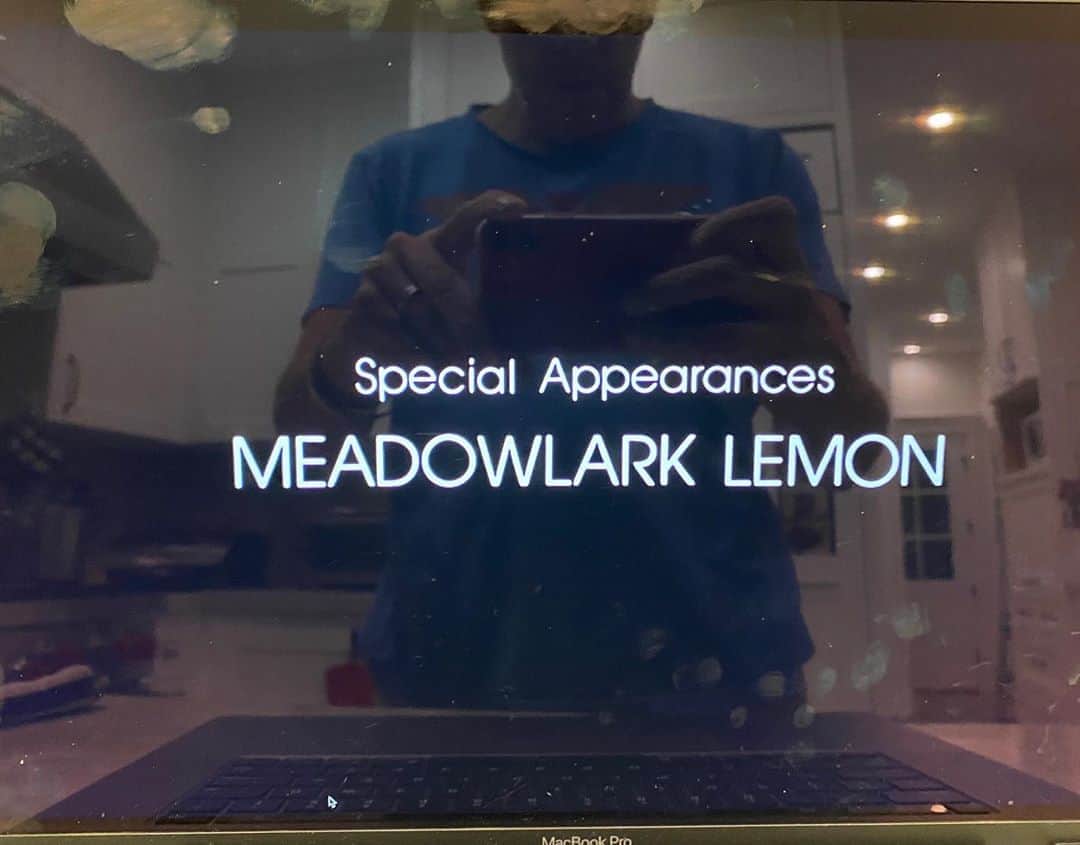 ジョン・ロス・ボウイさんのインスタグラム写真 - (ジョン・ロス・ボウイInstagram)「Name the movie I am watching on my laptop.」10月15日 11時48分 - johnrossbowie