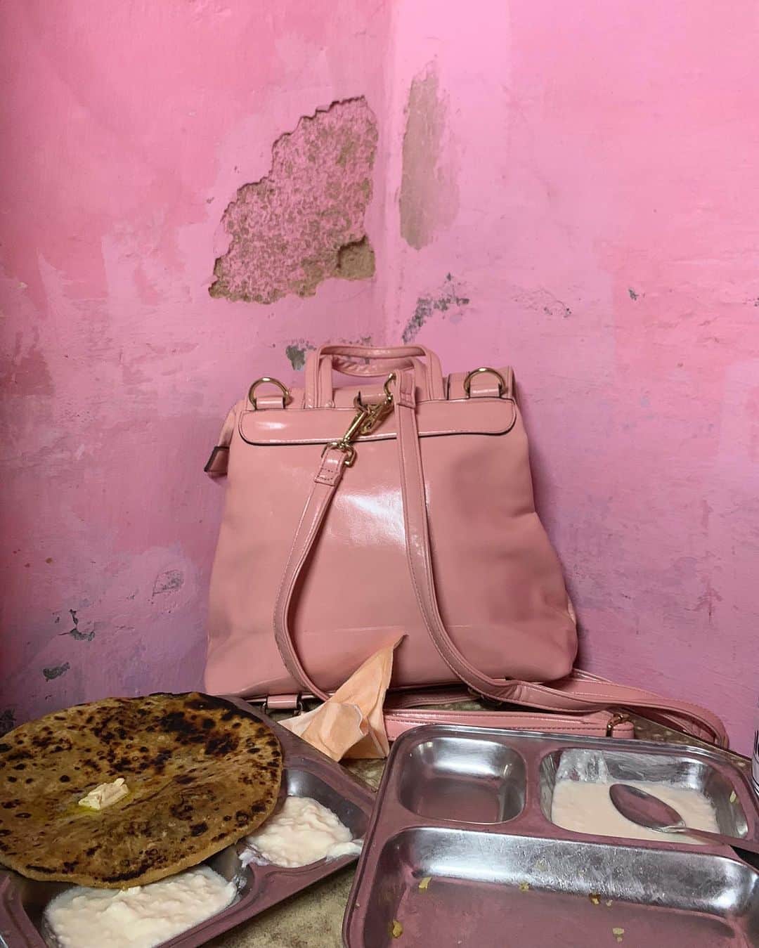 のインスタグラム：「A tale of unusual connected moments, told through the narrative of bags scattered across India. On my third day, in the corner of a dhaba in Amritsar, Punjab, slightly more than a paper airplane toss from the Golden Temple, was a bag on the table. The soft spoken lady who sat next to us asked if we'd watch over her pinkish mauve bag while she used a nearby bathroom. Never did she realized how beautiful it was against a pink wall behind her not so beautiful uneaten food… A young girl's purple school bag in a classroom of science in Dhubri, Assam. She left it resting in front of a wall mural, reminding us that under our skin, we are all the same… And a locker at a garment factory located in the middle of nowhere Benganur, in the southern state of Karnataka, overflowing with purple and pink handbags. The wonderful ladies who own these colors sew clothing you're likely wearing from the Gap, Columbia and H&M, earn just 323 Rupees (USD 4.40) per day. Everything around us has a story, connecting all of us. ⠀⠀⠀⠀⠀⠀⠀ India’s Daunting Challenge: There’s Water Everywhere, And Nowhere - Chapter 8 of the @outofedenwalk, my latest story in the August 2020 of @natgeo magazine. ⠀⠀⠀⠀⠀⠀⠀ #triptych #nothingspecial #bags #handbags #purple #pink #mauve #wasterfood #schoolbag #biology #intestins #locker #garmentfactory #amritsar #punjab #dhubri #assam #benganur #karnataka #peace #love #india @natgeo @outofedenwalk #walkingindia #edenwalk」