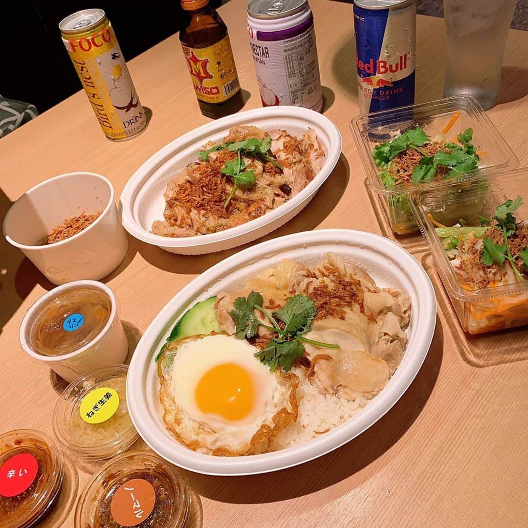 松浦麻里奈さんのインスタグラム写真 - (松浦麻里奈Instagram)「カオマンガイ専門 タイ料理Hiumai新橋店で、デリバリー😁💓✨  タイ料理・カオマンガイ、ガイヤーンなど ドリンクも本場モン(〃ﾟ3ﾟ〃)  @hiumai_shinbashi   Hiumai本店は中野にあるよーっっ😍🌸 ﻿ ウーバーイーツで頼んだのはこちら♥ 🎥MOVIE２枚目  ◆炙りガイヤーン Gai Yang - Thai BBQ Chicken •特製ソース •ミニサラダ(ツナのヤムサラダ) •フライドオニオン大盛(20g) •レッドブル •マンゴスチンジュース •黄金の鳥出汁スープ&デザートセット Soup&Dessert  ◆特製カオマンガイセット(選べるエナジードリンク付き) ネギ生姜油ソース •M-150(タイの有名栄養ドリンク) Famous Thai Energy Drink　 •ライス小(150g) Rise Small Size •肉増量(20%増し) Increase meat by 20% •ミニサラダ(ピーナッツソースのヤムサラダ) •目玉焼き1個 •ツバメの巣ドリンク  パクチーとフライドオニオンが別添えも出来るし ソースの種類も選べるし、迷う꒰⑅ᵕ༚ᵕ꒱˖♡ ソースこぼれないようにシッカリ包装。  出来たて、卵半熟なのもいい感じ💓😁 ボリューム感満載で、お腹いっぱい🥰 本格的なタイ料理、お家で堪能やわ(*˘︶˘*).｡*♡  他にもお得なセットもあった！！ パーティーとか出来ますぜ(◍•ᴗ•◍)❤ また食べたいなあ〜😍  ✨クーポン✨ 注文時に「インスタ松浦麻里奈」を 注意事項へ記載すると、 いずれかを記入で1つプレゼントするよ🤗 ①パクチー大盛 ②お好きなドリンク1本 ③お好きなスープ1種類  ﻿ #カオマンガイ専門店Hiumai新橋店 #ヒウマイ #ヒウマイ新橋 #新橋グルメ #新橋 #タイ料理 #カオマンガイ #ガイヤーン #パクチー #ウーバーイーツ #ウーバーイーツ東京 #デリバリー #出前館 #出前 #ランチ　#ディナー　#テイクアウトランチ #テイクアウトグルメ #hiumai #タイ料理大好き #タイ #グルメスタグラム ウーミーpr」10月15日 11時51分 - ay114.831m