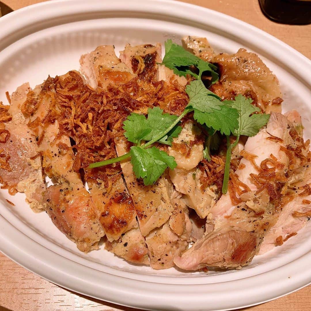 松浦麻里奈さんのインスタグラム写真 - (松浦麻里奈Instagram)「カオマンガイ専門 タイ料理Hiumai新橋店で、デリバリー😁💓✨  タイ料理・カオマンガイ、ガイヤーンなど ドリンクも本場モン(〃ﾟ3ﾟ〃)  @hiumai_shinbashi   Hiumai本店は中野にあるよーっっ😍🌸 ﻿ ウーバーイーツで頼んだのはこちら♥ 🎥MOVIE２枚目  ◆炙りガイヤーン Gai Yang - Thai BBQ Chicken •特製ソース •ミニサラダ(ツナのヤムサラダ) •フライドオニオン大盛(20g) •レッドブル •マンゴスチンジュース •黄金の鳥出汁スープ&デザートセット Soup&Dessert  ◆特製カオマンガイセット(選べるエナジードリンク付き) ネギ生姜油ソース •M-150(タイの有名栄養ドリンク) Famous Thai Energy Drink　 •ライス小(150g) Rise Small Size •肉増量(20%増し) Increase meat by 20% •ミニサラダ(ピーナッツソースのヤムサラダ) •目玉焼き1個 •ツバメの巣ドリンク  パクチーとフライドオニオンが別添えも出来るし ソースの種類も選べるし、迷う꒰⑅ᵕ༚ᵕ꒱˖♡ ソースこぼれないようにシッカリ包装。  出来たて、卵半熟なのもいい感じ💓😁 ボリューム感満載で、お腹いっぱい🥰 本格的なタイ料理、お家で堪能やわ(*˘︶˘*).｡*♡  他にもお得なセットもあった！！ パーティーとか出来ますぜ(◍•ᴗ•◍)❤ また食べたいなあ〜😍  ✨クーポン✨ 注文時に「インスタ松浦麻里奈」を 注意事項へ記載すると、 いずれかを記入で1つプレゼントするよ🤗 ①パクチー大盛 ②お好きなドリンク1本 ③お好きなスープ1種類  ﻿ #カオマンガイ専門店Hiumai新橋店 #ヒウマイ #ヒウマイ新橋 #新橋グルメ #新橋 #タイ料理 #カオマンガイ #ガイヤーン #パクチー #ウーバーイーツ #ウーバーイーツ東京 #デリバリー #出前館 #出前 #ランチ　#ディナー　#テイクアウトランチ #テイクアウトグルメ #hiumai #タイ料理大好き #タイ #グルメスタグラム ウーミーpr」10月15日 11時51分 - ay114.831m
