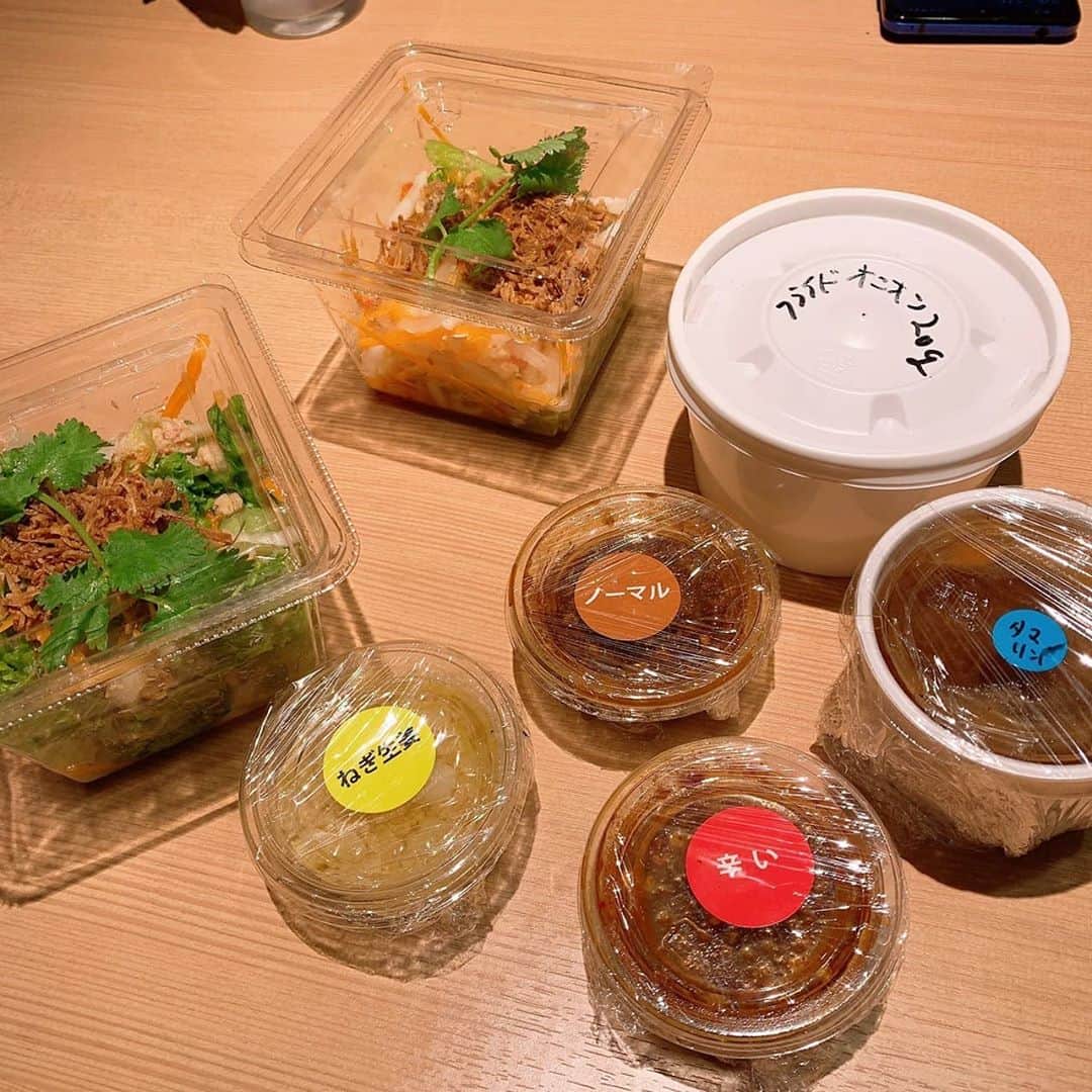 松浦麻里奈さんのインスタグラム写真 - (松浦麻里奈Instagram)「カオマンガイ専門 タイ料理Hiumai新橋店で、デリバリー😁💓✨  タイ料理・カオマンガイ、ガイヤーンなど ドリンクも本場モン(〃ﾟ3ﾟ〃)  @hiumai_shinbashi   Hiumai本店は中野にあるよーっっ😍🌸 ﻿ ウーバーイーツで頼んだのはこちら♥ 🎥MOVIE２枚目  ◆炙りガイヤーン Gai Yang - Thai BBQ Chicken •特製ソース •ミニサラダ(ツナのヤムサラダ) •フライドオニオン大盛(20g) •レッドブル •マンゴスチンジュース •黄金の鳥出汁スープ&デザートセット Soup&Dessert  ◆特製カオマンガイセット(選べるエナジードリンク付き) ネギ生姜油ソース •M-150(タイの有名栄養ドリンク) Famous Thai Energy Drink　 •ライス小(150g) Rise Small Size •肉増量(20%増し) Increase meat by 20% •ミニサラダ(ピーナッツソースのヤムサラダ) •目玉焼き1個 •ツバメの巣ドリンク  パクチーとフライドオニオンが別添えも出来るし ソースの種類も選べるし、迷う꒰⑅ᵕ༚ᵕ꒱˖♡ ソースこぼれないようにシッカリ包装。  出来たて、卵半熟なのもいい感じ💓😁 ボリューム感満載で、お腹いっぱい🥰 本格的なタイ料理、お家で堪能やわ(*˘︶˘*).｡*♡  他にもお得なセットもあった！！ パーティーとか出来ますぜ(◍•ᴗ•◍)❤ また食べたいなあ〜😍  ✨クーポン✨ 注文時に「インスタ松浦麻里奈」を 注意事項へ記載すると、 いずれかを記入で1つプレゼントするよ🤗 ①パクチー大盛 ②お好きなドリンク1本 ③お好きなスープ1種類  ﻿ #カオマンガイ専門店Hiumai新橋店 #ヒウマイ #ヒウマイ新橋 #新橋グルメ #新橋 #タイ料理 #カオマンガイ #ガイヤーン #パクチー #ウーバーイーツ #ウーバーイーツ東京 #デリバリー #出前館 #出前 #ランチ　#ディナー　#テイクアウトランチ #テイクアウトグルメ #hiumai #タイ料理大好き #タイ #グルメスタグラム ウーミーpr」10月15日 11時51分 - ay114.831m