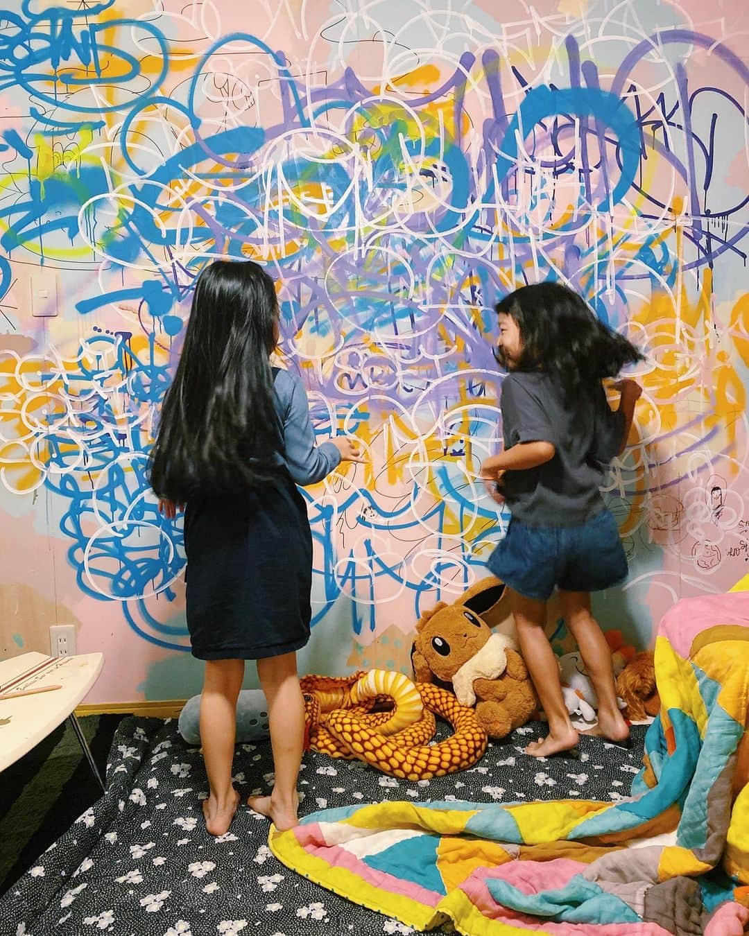 ベビちぃ。のインスタグラム：「仲良しのお友達の家にお絵かきし放題な大きな壁があってね、お友達のパパが絵の先生をしてくれて大好きな家なんだ💕 #インテリア #子供部屋 #子供部屋インテリア」