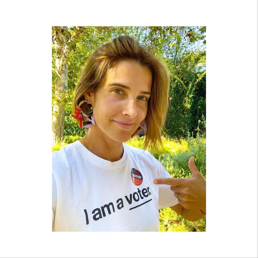 コビー・スマルダーズのインスタグラム：「Done. Boom. Have you yet?  Feels good. 🇺🇸 @iamavoter @joebiden @kamalaharris」