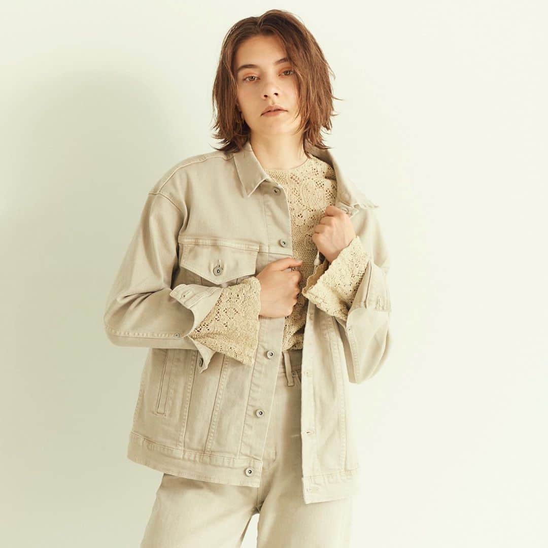 のインスタグラム：「． ． 【スタイリスト金子綾が選ぶYANUKの秋服】  絶妙なニュアンスカラーデニムを軸に同トーンのオーバーサイズGジャンを合わせたリラクシーながら印象的なコーディネート。 ． ． #yanuk #ootd #outfit #fashion #cordinate#instagood #love#like #simple#blk#style#denim#style#tkees#ヤヌーク#デニム#シンプル #カジュアルコーデ #フラットシューズ#ワイドテーパード#ジーパン#ジーンズ#きょこ#トレンド#ファッション#今日のコーデ#コリーン」