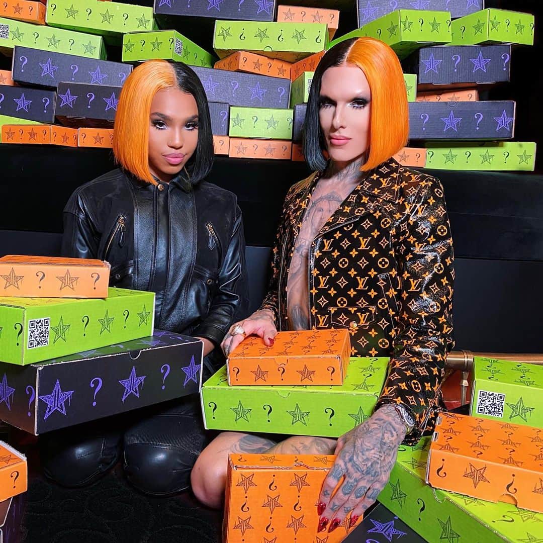 Jeffree Star Cosmeticsさんのインスタグラム写真 - (Jeffree Star CosmeticsInstagram)「Halloween is almost here and to celebrate we have THREE spooky mystery boxes launching THIS FRIDAY! 🎃💀 🕷Pick your poison and see what you get! 🧡 #jeffreestarcosmetics #halloween #mysterybox」10月15日 12時00分 - jeffreestarcosmetics