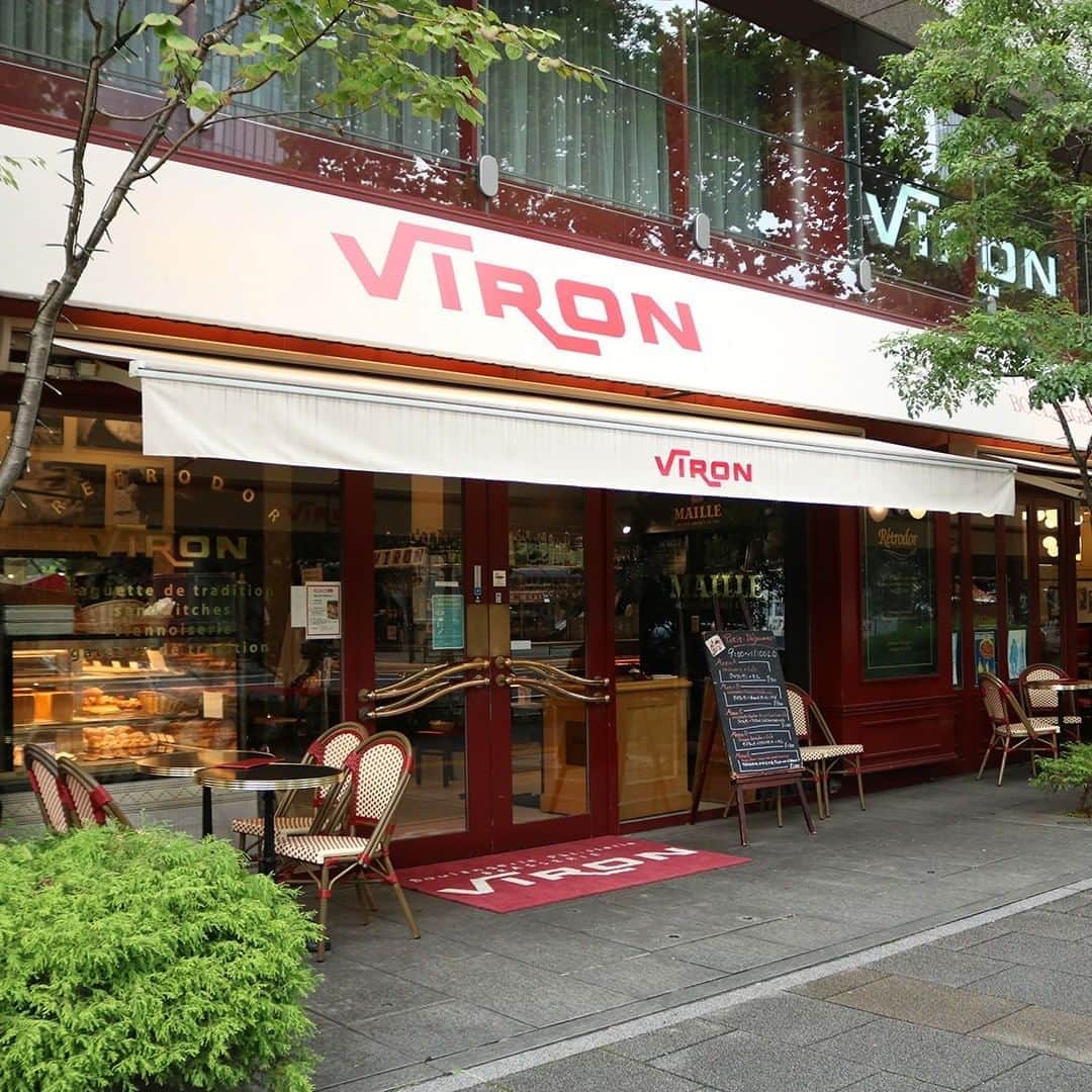 Marunouchi Paperさんのインスタグラム写真 - (Marunouchi PaperInstagram)「【VIRONのモーニングで優雅な一日の始まりを】 パリの雰囲気漂うブーランジェリー「VIRON」に朝食メニューが登場。 人気商品の1つであるクロワッサンとカフェのセットを税込770円で楽しむことができるのは丸の内店のみ。  エシレバターや小麦粉など、原料はもちろんフランス産。また、使用する水はフランスの硬度の高い水を再現し、季節によって変化する湿度に合わせて調整しながら焼き上げられます。そのため、クロワッサンはパリッとした食感になり、一口ごとにバターの豊潤な香りが広がります。  天気のいい日はぜひテラス席のご利用を！パリジェンヌ、パリジャンさながらの贅沢な朝食で、一日の始まりを気持ちよく過ごせそう。  ------------------------------------------------ VIRON【ブーランジェリ・パティスリー・ブラッスリー】東京ビル TOKIA1F TEL：03-5220-7288[ブーランジェリ・パティスリー] 　  03-5220-7289[ブラッスリー] VIRONの朝食(クロワッサン+カフェ) 税込770円 モーニング提供時間：9：00～11：00まで  #marunouchi_paper #marunouchi #tokyo #マルノウチペーパー #丸の内 #東京駅 #丸の内ごはん #丸の内グルメ #VIRON #モーニング #ブーランジェリ #パティスリー #ブラッスリー #クロワッサン #フランス産 #テラスで朝食 #テラス席 #一日の始まり #エシレバター #サクサク食感 #丸の内モーニング #丸の内カフェ #東京パン屋 #パン屋 #バターの香り #ヴィロン #朝食パン #朝食 #優雅な朝」10月15日 12時00分 - marunouchi_paper