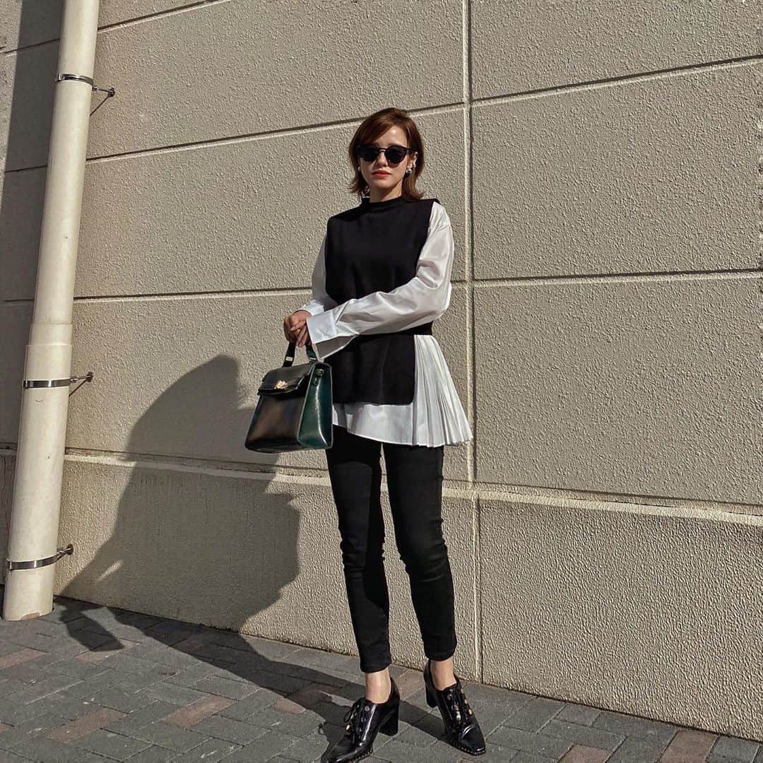 DHOLIC SNAPのインスタグラム：「@by.fu_miさんの#dholicsnap⁠ 　⁠ TOPS：@dholic_official⁠ 　⁠ 【LADIES】⁠ #ベルト付ベスト&ブラウスSET⁠ 全2色￥4,972(税込)⁠ 　⁠ みなさんもぜひ#dholicsnap をつけて⁠ コーディネートを投稿してください📸💕⁠ 　⁠ ※上記以外のご着用アイテムにつきましては品切れ商品、または、私物となります。⁠ 　⁠ #DHOLIC#dholicism#fashion#ootd⁠ #プチプラコーデ#今日のコーデ#今日の服⁠ #ブラウス#ブラウスコーデ#モノトーンコーデ⁠ #大人コーデ#きれいめカジュアル#秋冬ファッション」