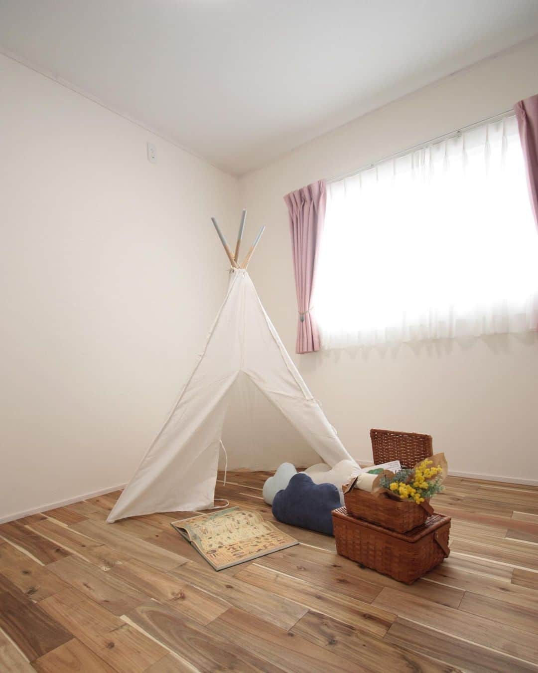 chaleurhomeさんのインスタグラム写真 - (chaleurhomeInstagram)「【子供部屋:白】  白の建具とクロスは  カーテンの色やインテリアで 簡単に模様替えができます💞  お子様の成長と好みに合わせて お部屋の雰囲気が変わるのが 楽しみです😌🌿  -------------------------------------- 電話0120-700-303（水曜は定休） --------------------------------------- 資料請求はこちらから @chaleurhomeotoiawase ---------------------------------------  #子供部屋作り#子供部屋づくり#子供部屋クロス#子供部屋壁紙#子供部屋インテリア#子供部屋#ナチュラルな子供部屋#シンプルな子供部屋#子供部屋計画#白いクロスの子供部屋 #シャルールホームの子供部屋#コドモノ部屋#造作勉強机#学習机造作#学習机#勉強部屋#無垢フローリング#無垢フローリングの部屋#無垢フローリングの子供部屋#マイホーム建築 #マイホーム注文住宅#まいほおむ#マイホーム計画中の人とつながりたい#滑川市#魚津市#上市町#舟橋村#富山市 #architecture」10月15日 12時10分 - chaleurhome0716