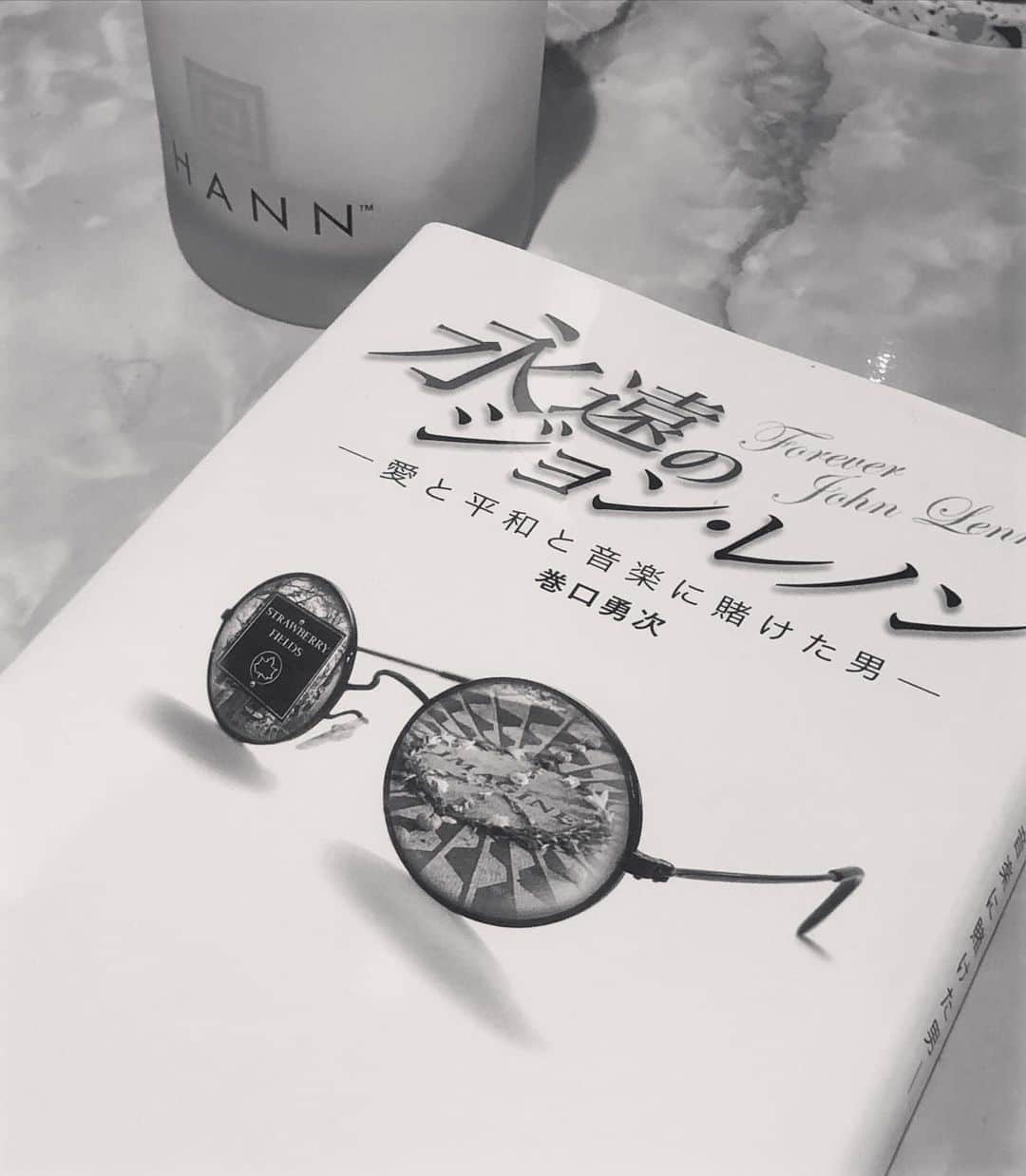 水沢アリーさんのインスタグラム写真 - (水沢アリーInstagram)「あっという間に読み終えた🤓 ジョンレノンは思ってた人と違った。 でももっと好きになった👓 #johnlennon  #givemethetruth  #yokoono  #allweneedislove  #beatles」10月15日 12時11分 - ally_mizusawa