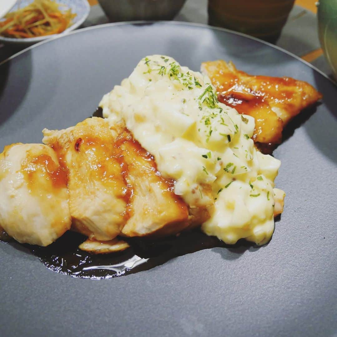 本田朋子さんのインスタグラム写真 - (本田朋子Instagram)「鶏むね肉の揚げないチキン南蛮。 かんたん酢で蒸し焼きにすると柔らかくなりました。 タルタルソースは洋食屋さんの手作りマヨネーズを使って。 秋野菜の豚汁。  #夕飯 #おうちごはん  #献立 #鶏むね肉 #豚汁 #里芋やさつまいも #白菜や玉ねぎなどお野菜ごろごろ」10月15日 12時04分 - tomoko_honda_official_phonics