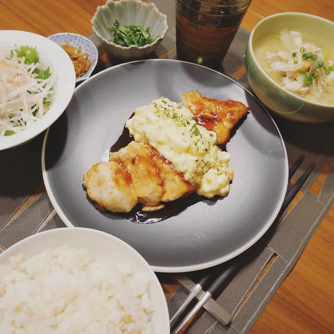 本田朋子さんのインスタグラム写真 - (本田朋子Instagram)「鶏むね肉の揚げないチキン南蛮。 かんたん酢で蒸し焼きにすると柔らかくなりました。 タルタルソースは洋食屋さんの手作りマヨネーズを使って。 秋野菜の豚汁。  #夕飯 #おうちごはん  #献立 #鶏むね肉 #豚汁 #里芋やさつまいも #白菜や玉ねぎなどお野菜ごろごろ」10月15日 12時04分 - tomoko_honda_official_phonics