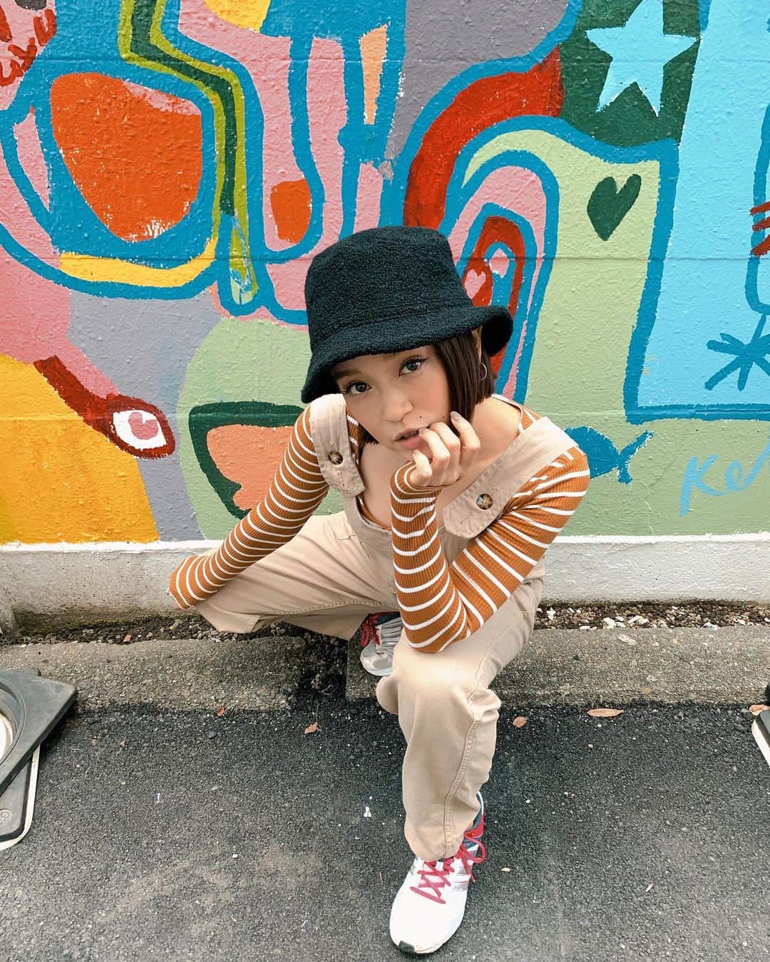 Soweluのインスタグラム：「昨日は暖かったのに今日は寒いねー ほんと気をつけんと風邪ひきそう  なので暖房と加湿器付け始めました  子供たちのペイント可愛すぎて 一緒に📷🤎 ・ ・ ・ #tokyo #street #kidspainting  #socute」