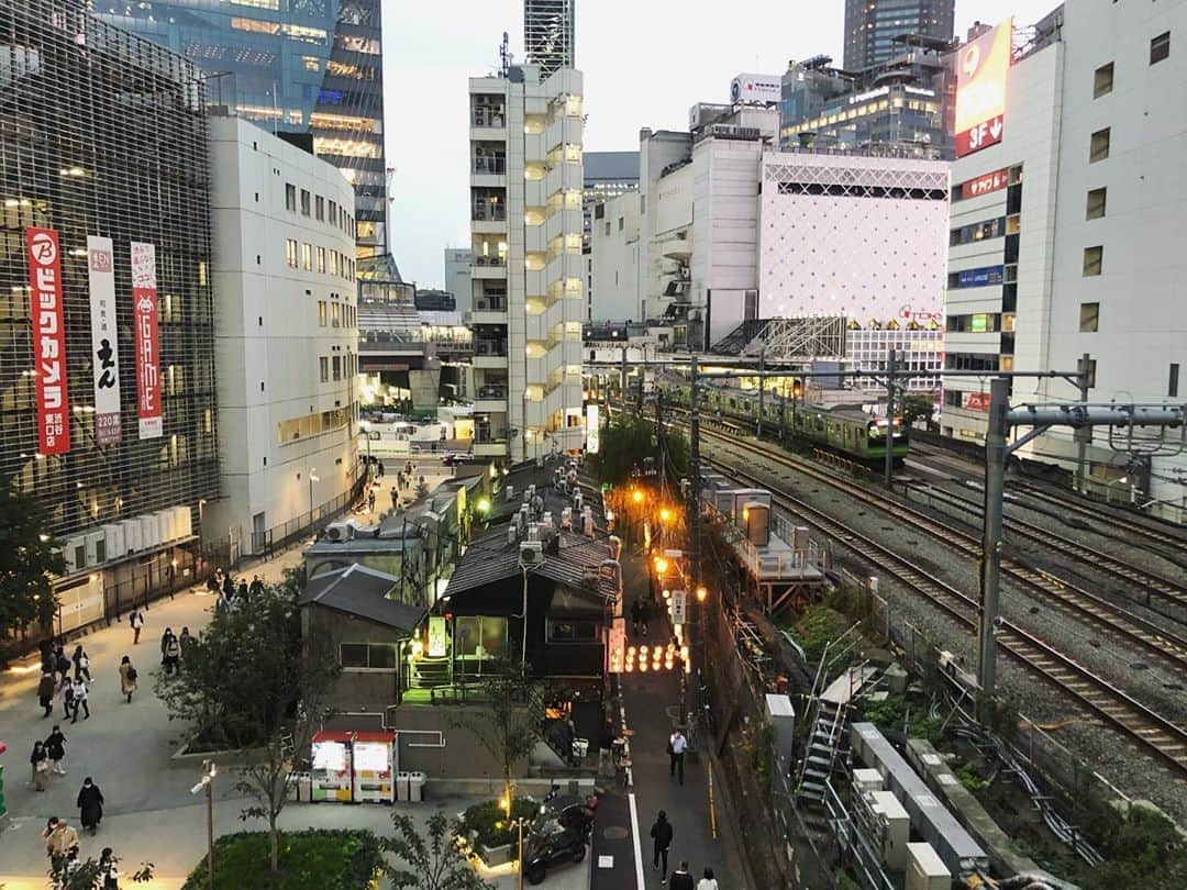 ホリエアツシさんのインスタグラム写真 - (ホリエアツシInstagram)「MIYASHITA PARKから見下ろす のんべい横丁🍶 #miyashitapark #のんべい横丁 #渋谷 #昭和レトロ #のんべえならぬのんべい」10月15日 12時07分 - a.horie