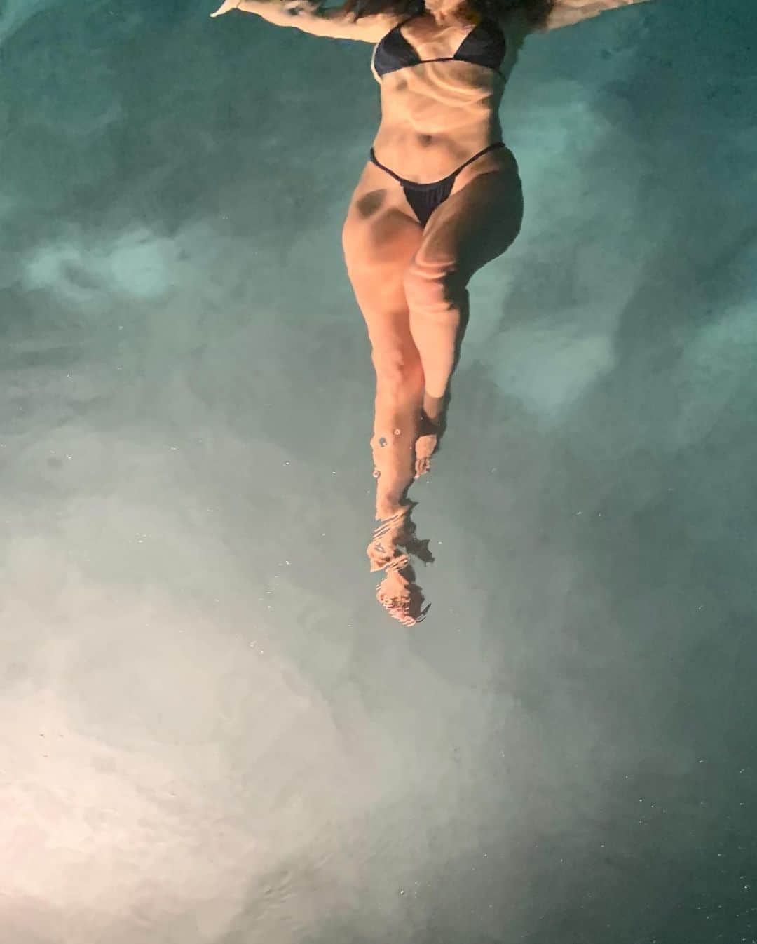 コートニー・カーダシアンさんのインスタグラム写真 - (コートニー・カーダシアンInstagram)「night swimmer」10月15日 12時14分 - kourtneykardash