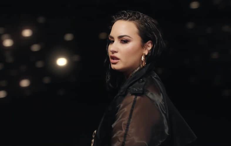 MTVさんのインスタグラム写真 - (MTVInstagram)「Won’t give up 🖤 Stand our ground 🖤 Thanks for giving us all an important reminder to vote with “Commander In Chief,” @ddlovato.」10月15日 12時15分 - mtv