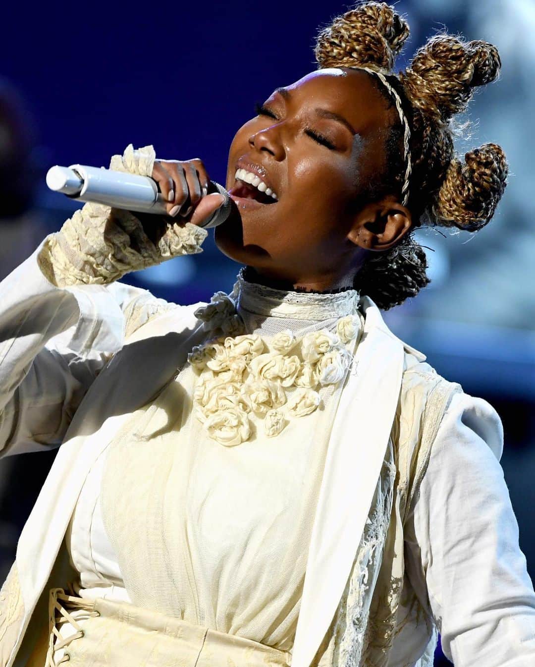 Just Jaredさんのインスタグラム写真 - (Just JaredInstagram)「@brandy performs at the Billboard Music Awards for the first time ever! She sang a medley of her new songs while on stage.  #Brandy Photos: Getty」10月15日 12時22分 - justjared
