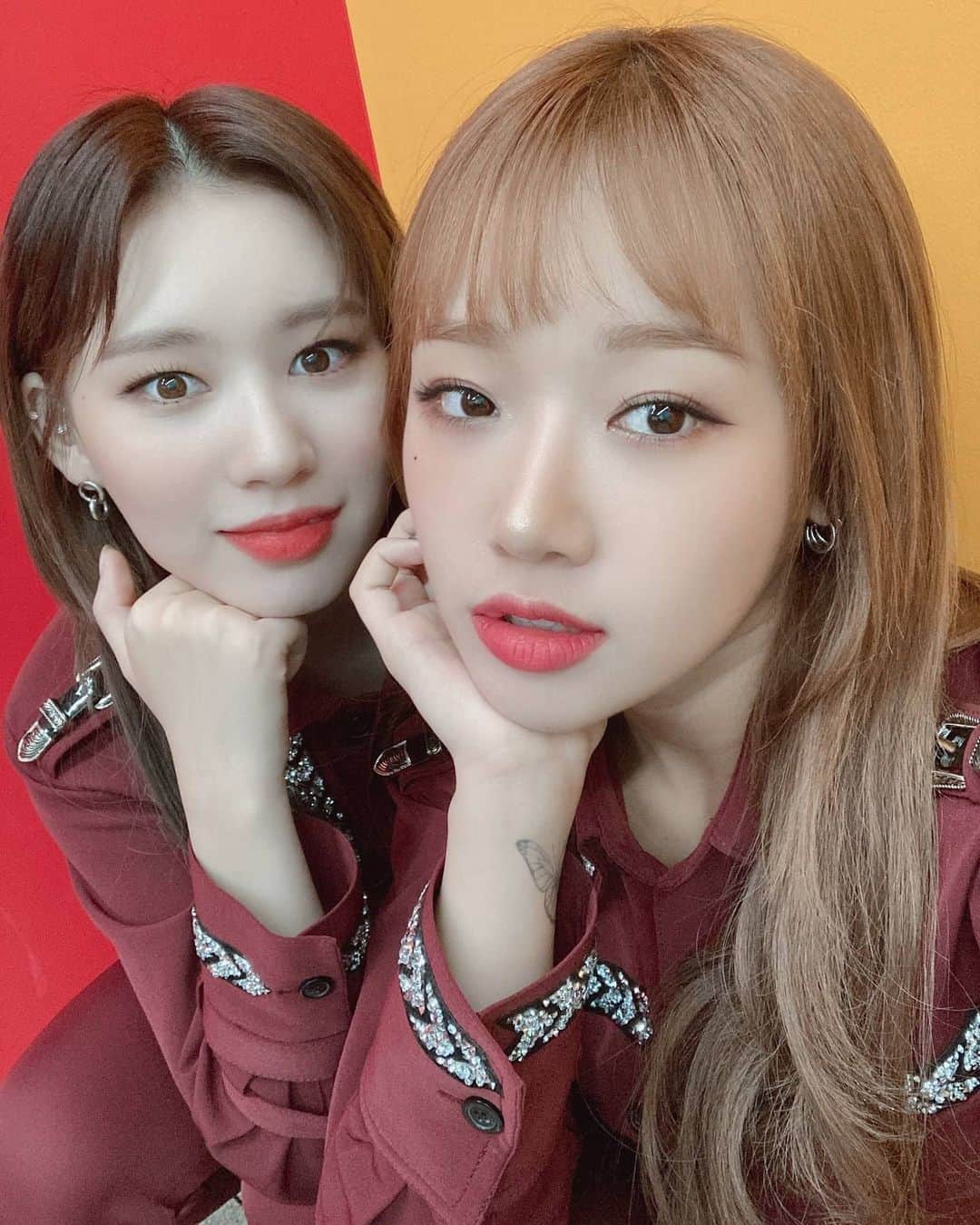チェ・ユジョンのインスタグラム：「좋은 아침 키링 ❤️💛 날씨가 요즘 꽤 쌀쌀해요 😢 감기 조심하기😷 겉옷 챙기기 !! 🧥 🦊🌻 #어제 #엘리언니랑 #찍은 #사진 #유정 🌻 #위키미키 #WEKIMEKI #CHOIYOOJUNG #최유정 #YOOJUNG」