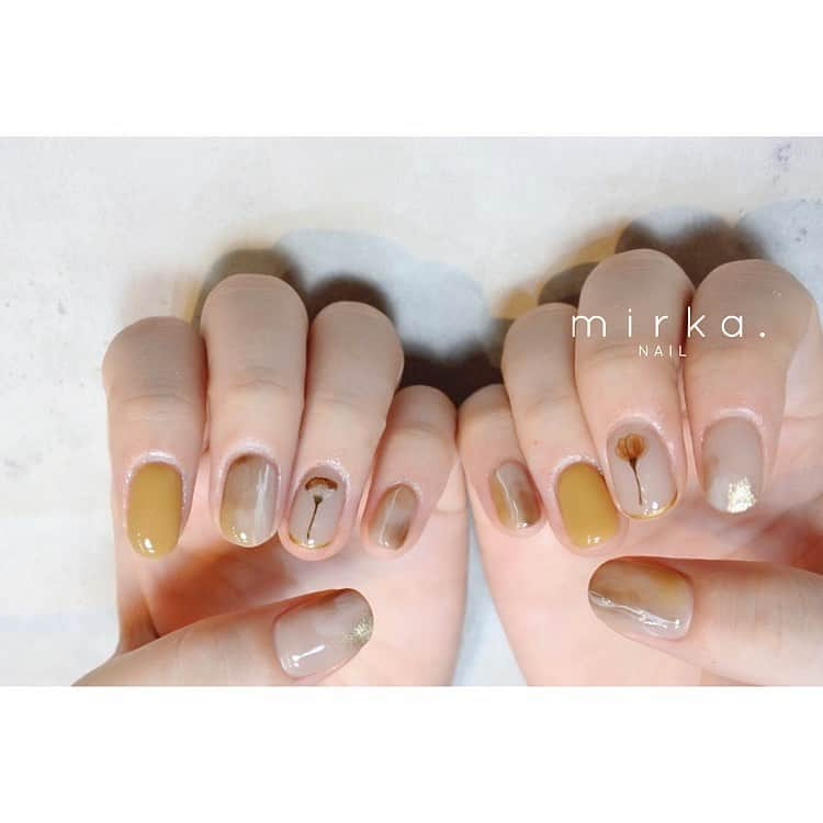 mirka. NAIL(ミルカネイル)さんのインスタグラム写真 - (mirka. NAIL(ミルカネイル)Instagram)「﻿ 「マスタードイエローと手描きのお花」で﻿ お任せオーダーいただきました◯﻿ ﻿ ﻿ ﻿ -----------------------------------------﻿ ﻿ ご予約、お問い合わせは﻿ LINE ID→@mirka.nail(@含む)まで。﻿ 直近の空き状況やご予約方法、そのほか詳細はLINEタイムラインをご覧ください。﻿ ﻿ オーダーネイルチップのご注文もお気軽にお問い合わせ下さい。﻿ ﻿ ﻿ 感染予防対策をしっかり行ったうえでお客様をお迎えしております。﻿ ﻿ 〈感染予防の取り組み〉と〈お客様へのお願い〉を﻿ ハイライトにてまとめておりますので、ご確認くださいませ◡̈﻿ ﻿ ﻿ ﻿ #mirkanail#nails#nail#nailart#naildesign﻿ #ショートネイル#ネイルアート#ネイルデザイン#ネイル#大人ネイル#シンプルネイル#オフィスネイル#ニュアンスネイル#秋ネイル﻿」10月15日 12時33分 - mirka.nail