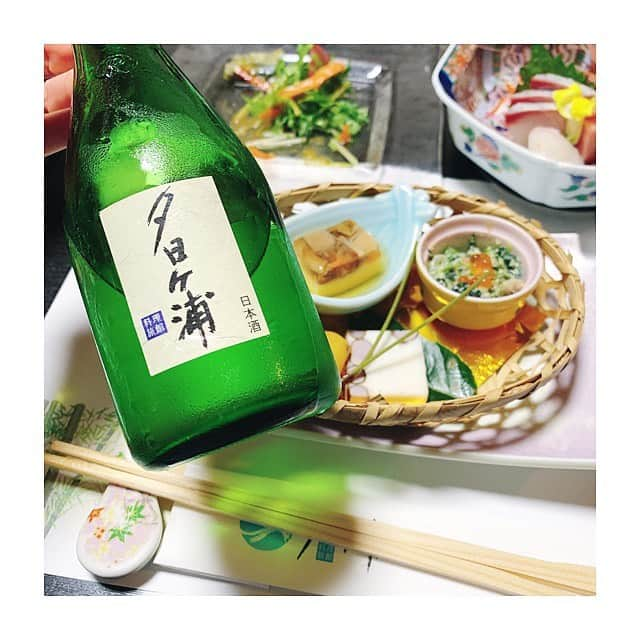 夢羽美友のインスタグラム：「SAKE❤︎❤︎❤︎ . . . 辛口と言われたけど結構甘かったよ🧡 美味しいもの食べてると幸せだよね^ ^ #夕日ヶ浦温泉  #温泉旅行 #日本酒   #お酒好きな人と繋がりたい」