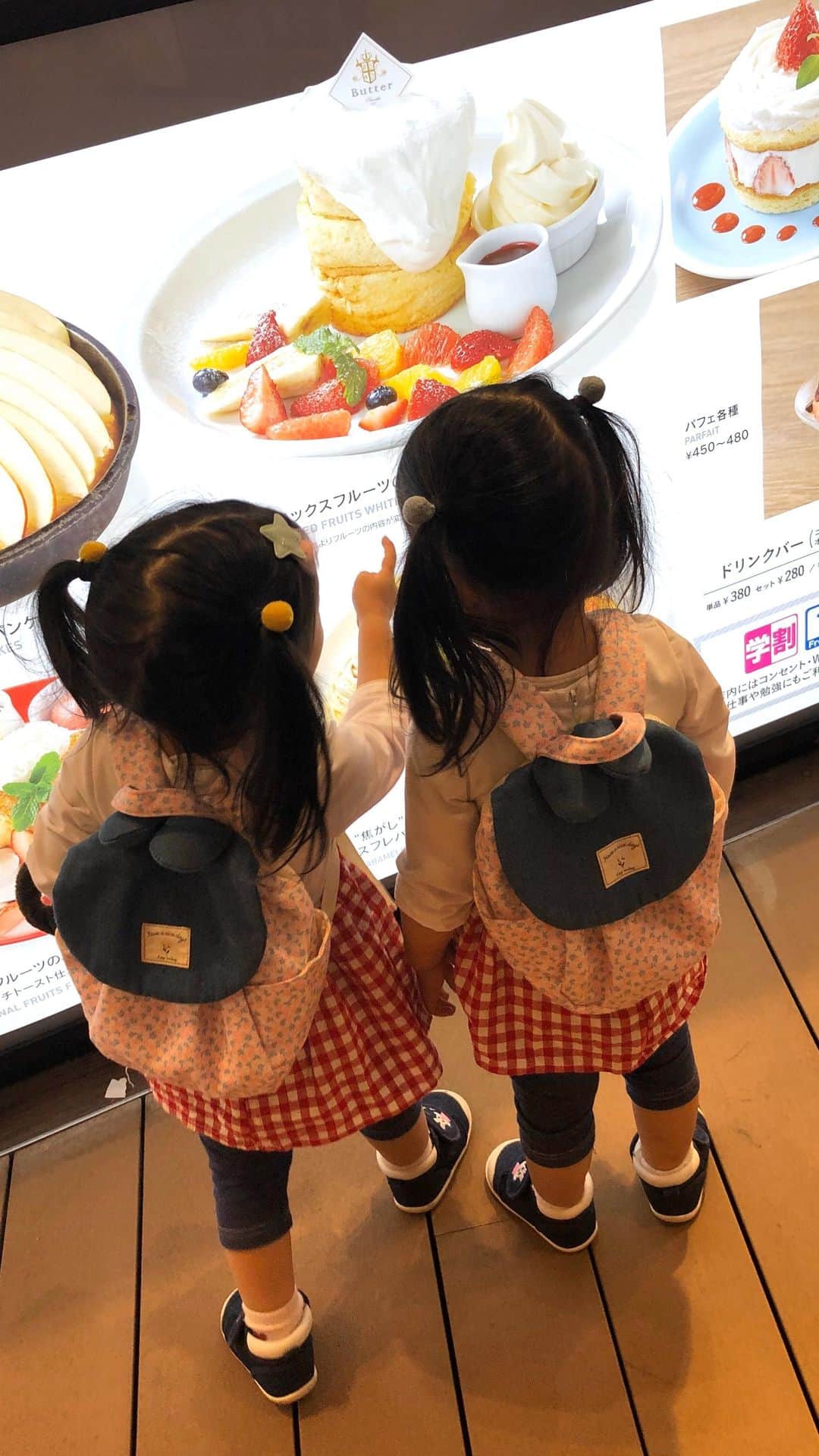 遠近由美子のインスタグラム：「と、3人でお出かけ😊 . ぶつ切り動画くっつけてちょいちょいテロップつけただけの、だーいぶ雑な編集だけど😂🙏 . .  ワンオペでのお出かけが数ヶ月前より、格段に楽になっていることに気づいたよ。 .  双子はとにかく3歳までがめちゃくちゃに大変！とみんなに言われてきたけれど。。 .  “めちゃくちゃ大変”な日々を卒業する日も近いのかも…😢なんて感じてキュン😢 . 半日たっぷり 女3人デートを満喫しました❤️  . 帰宅したら、やっぱりグッタリだったけどw  今まではグッタリを通り越してゲッソリだったら、大きく進歩‼️👍 .  .  そしてアップしてから気づいたけど、そーか！IGTVは縦の画角じゃないといけないのね‼️笑　 . と、基本的なことに今気づく🤣笑笑　ま、今日のところは、このままでいいっかw  . . #おおざっぱなo型 #テロップほぼ切れてるじゃんw   #というか #今度バンクスのパンケーキ食べに行かなきゃね‼️ .  #双子育児　#パンケーキカフェ　#双子ママ #twingirls #アンパンマンプレート #双子コーデ」