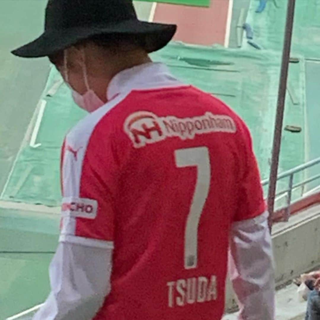 こうへいさんのインスタグラム写真 - (こうへいInstagram)「やはりサッカーはいいですねぇ〜。目の前でヨニッチ選手のナイスゴール、セレッソ大阪様のナイスゲーム、マルセイユ津田様のナイス世界観が観れて大満足でございました🌸  選手たちの飲水タイムというのは観客のおじさんたちにとっては放尿タイムなんや。  #セレッソ大阪  #🌸 #世界のダーツー #千日前界隈の俺 #サッカー #サッカー好きと繋がりたい  #ショートパスで繋ぎたい」10月15日 12時35分 - tachikohei