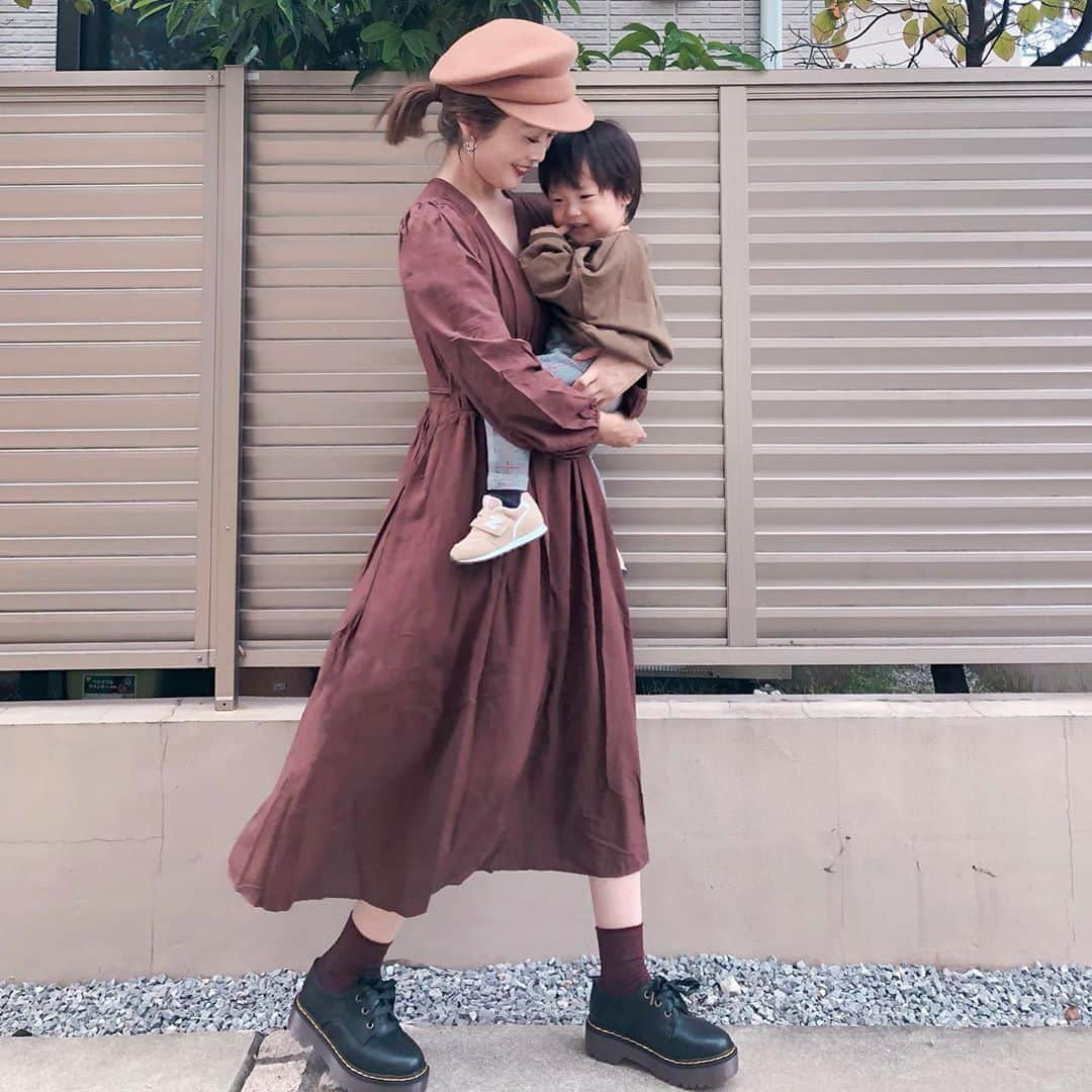 Kikuno Sayumiさんのインスタグラム写真 - (Kikuno SayumiInstagram)「〻brown onepiece〻 ・ ・ ・ @roomys_official のブラウンワンピ🧸 ウエストが絞られててスタイルアップ間違いなし♡ Roomy’s WEB STOREにて 1,500円OFF クーポン発行中だよ🎉 気になる方はストーリーからチェックしてみてね😍 靴下もブラウンにしたのがポイント👌 ・ ・ shoes▶ @grl_official ・ ・ #ファッション#コーデ#fashion#ママ#ママコーデ#プチプラコーデ#大人カジュアル#ヘアアレンジ#大人可愛い#シンプルコーデ#158cmコーデ #mamagirl#ママリ#ママリファッション#locari#lucrajp#秋コーデ#オン眉#ユニジョ#ヘアスタイル#ヘアカラー#ブラウンコーデ#親子コーデ #親子リンクコーデ#あらたんコーデ#ファーストシューズ#roomys#roomys_style#GRL#グレイル」10月15日 12時35分 - sayumikikuno