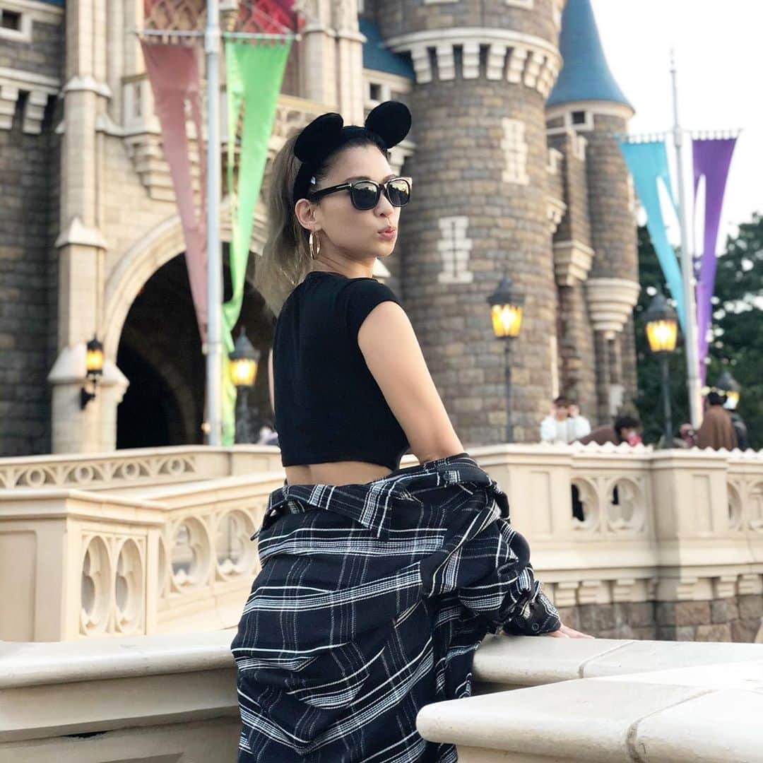 長谷川唯のインスタグラム：「・ ・ familyでDisneyへ🧚🤍こんな贅沢な時間を過ごして幸せ満点でした✨たくさん遊んで閉店ぐらいまでいたよ😍  ・ ・ #disney #disneyland #ディズニー #happy #写真撮るときだけマスク外してます #ポートレート #シンデレラ城 #ディズニーランド #tokyo #love #me」