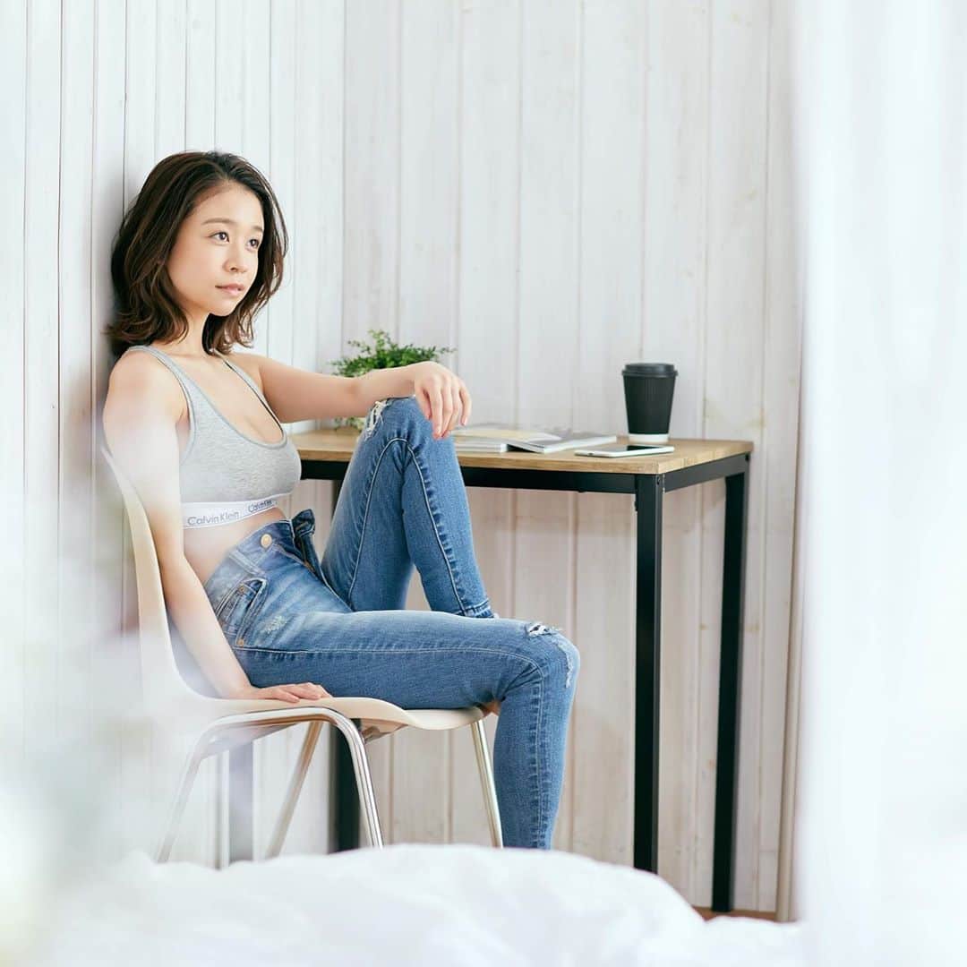 帆春のインスタグラム：「. おはよ！ . #gm #goodmorning #good #morning #☀️ #おはよう #木曜日 #thursday #もくようび  . #japan #japanesegirl #ck #calvinklein #グラビア  #セット #ハイライト #ボブ #hair #coffee #コーヒー #ヘアメイク #撮影 #切りっぱなしボブ #すっぴん」
