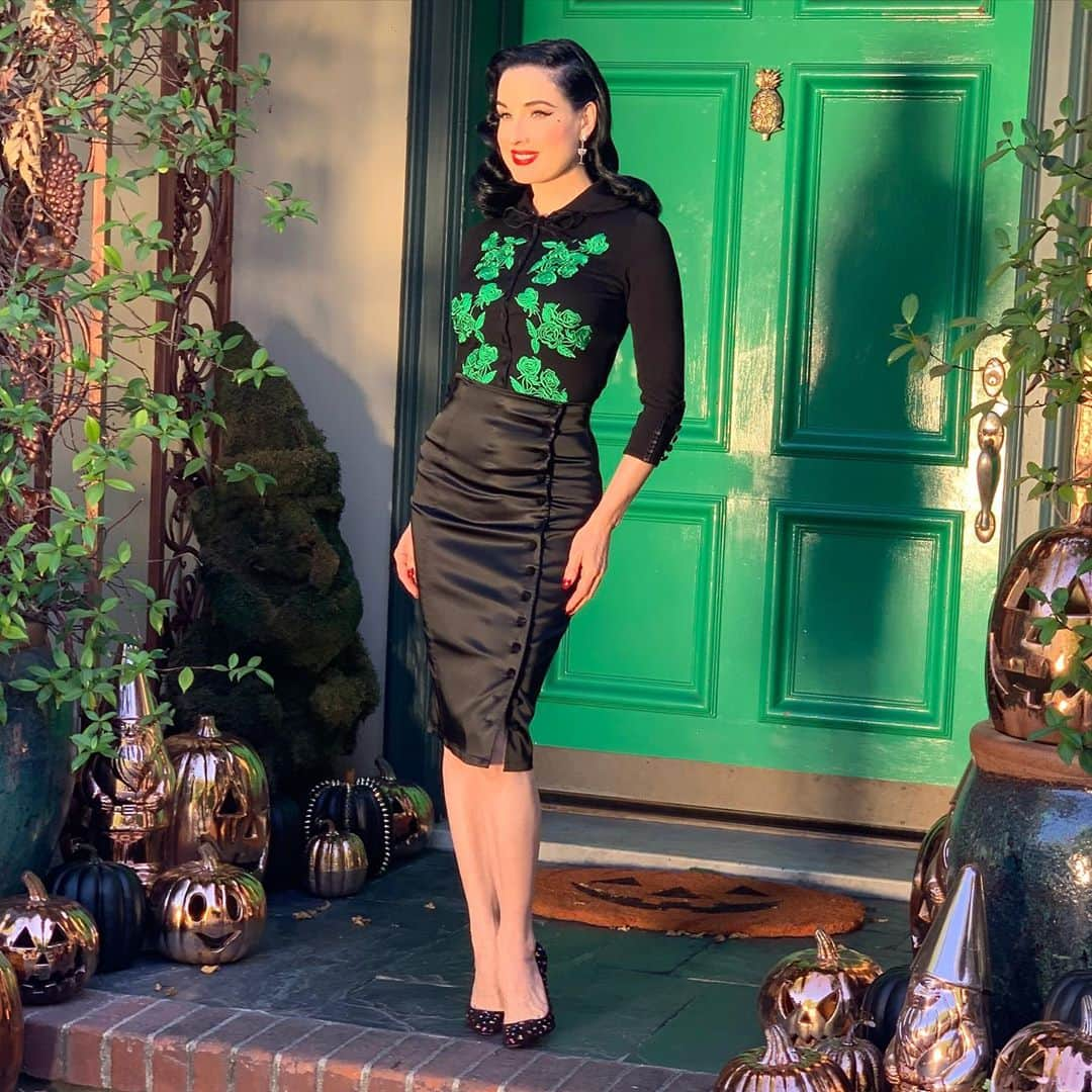 ディタ・フォン・ティースさんのインスタグラム写真 - (ディタ・フォン・ティースInstagram)「The  #ditacardigan with Emerald embroidery has been restocked @wheelsanddollbaby  Wheelsanddollbaby.com/boutique  💚🖤🎃 🖤💚 My #swarovski 🍸glass earrings are also @Luxfaire Luxfaire.com  📷 @iamrichroyal and @hisvintagetouch taken today on set for a #topsecretglamourmission」10月15日 12時43分 - ditavonteese