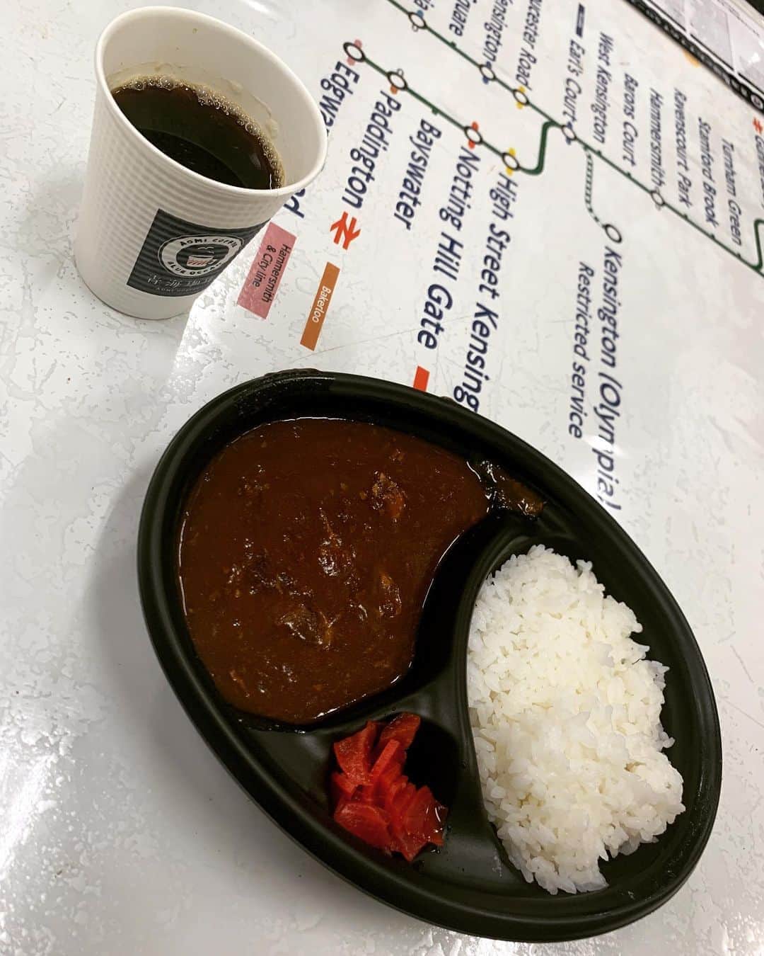 のインスタグラム：「湾岸スタジオの近くで、めちゃくちゃ美味しくて安いセルフのコーヒー＆カレーショップ見つけた。#青海珈琲 #テイクアウト」