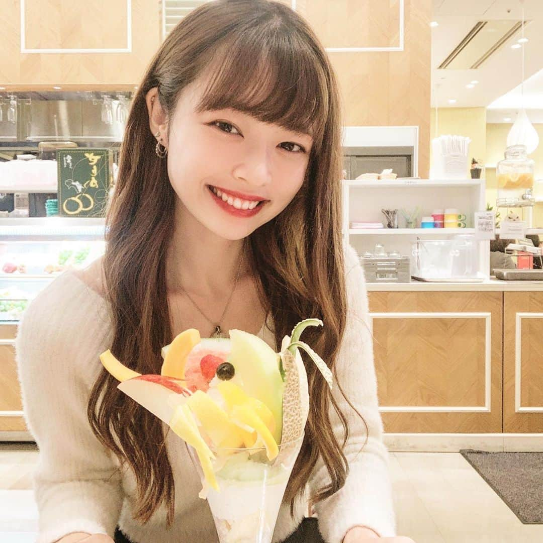 齋藤万莉奈さんのインスタグラム写真 - (齋藤万莉奈Instagram)「こんにちは！ . 今日は友達の家に泊まってて、私が寝てる横で友達がオンライン授業受けてたんだけど、私も夢の中でその授業受けてた🥱ハンプティダンプティってなに？ . あとめっちゃおっきいパフェ食べたよ。メロンが大好き🍈 . 本日も投票よろしくお願いします🙏🏻🧡 . 素敵な午後を〜！☕️ .  #ミスミスター桜美林コンテスト2020 #ミスコン #ミスターコン #桜美林大学　#桜美林 #ミス桜美林コンテスト2020 #桜美林ミスコン」10月15日 12時47分 - kupulauawa