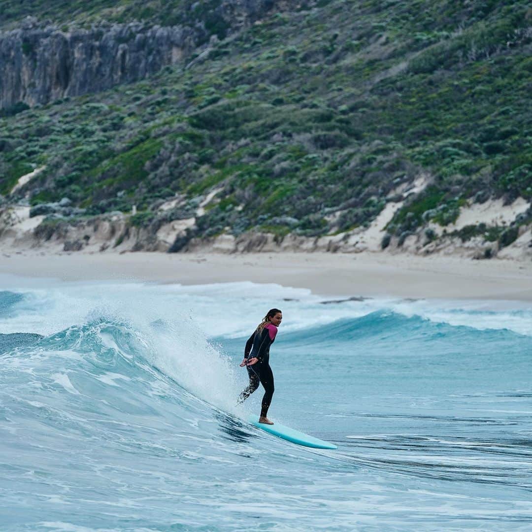 フェリシティー・パルマティアーのインスタグラム：「Taking my 7,0 soft board for a spin @thesurfboardwarehouse @russellordphoto」