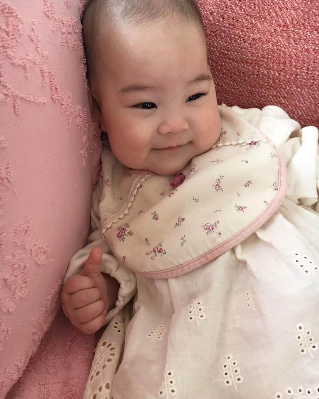 上原さくらさんのインスタグラム写真 - (上原さくらInstagram)「キョトン😳 #baby #babygirl #赤ちゃん #赤ちゃんのいる生活 #親バカ部 #可愛い #可愛い女の子 #娘 #愛娘」10月15日 13時02分 - sakura_uehara_official