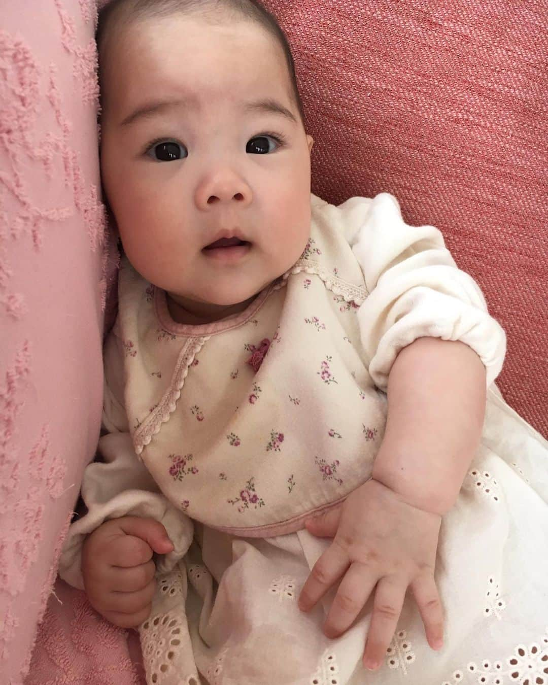 上原さくらさんのインスタグラム写真 - (上原さくらInstagram)「キョトン😳 #baby #babygirl #赤ちゃん #赤ちゃんのいる生活 #親バカ部 #可愛い #可愛い女の子 #娘 #愛娘」10月15日 13時02分 - sakura_uehara_official